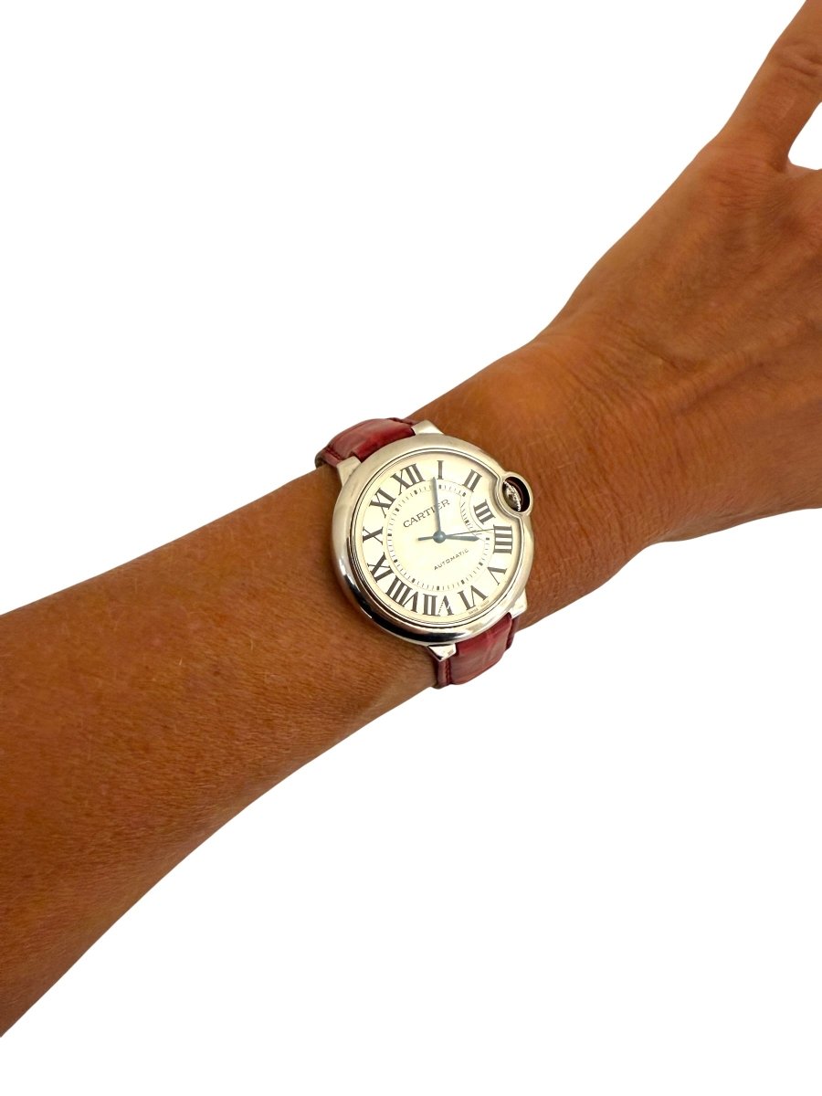 Cartier montre moyen modèle "Ballon bleu" en acier sur bracelet croco rouge. - Maison Eloe