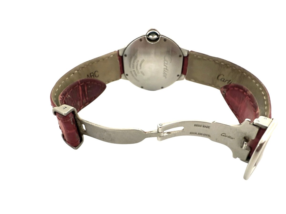 Cartier montre moyen modèle "Ballon bleu" en acier sur bracelet croco rouge. - Maison Eloe