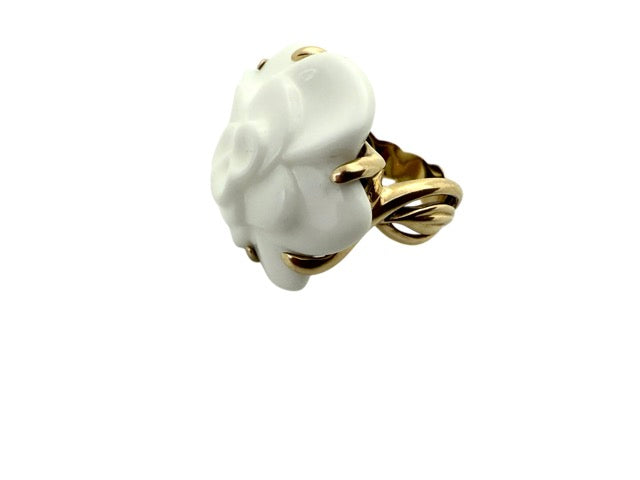 Chanel bague Camélia moyen modèle en or jaune et agate