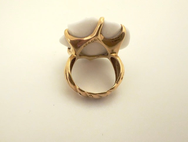 Chanel Camélia medium model ring in yellow gold and agate