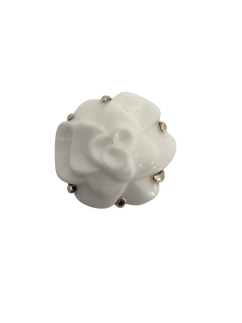 Chanel bague Camélia moyen modèle en or jaune et agate