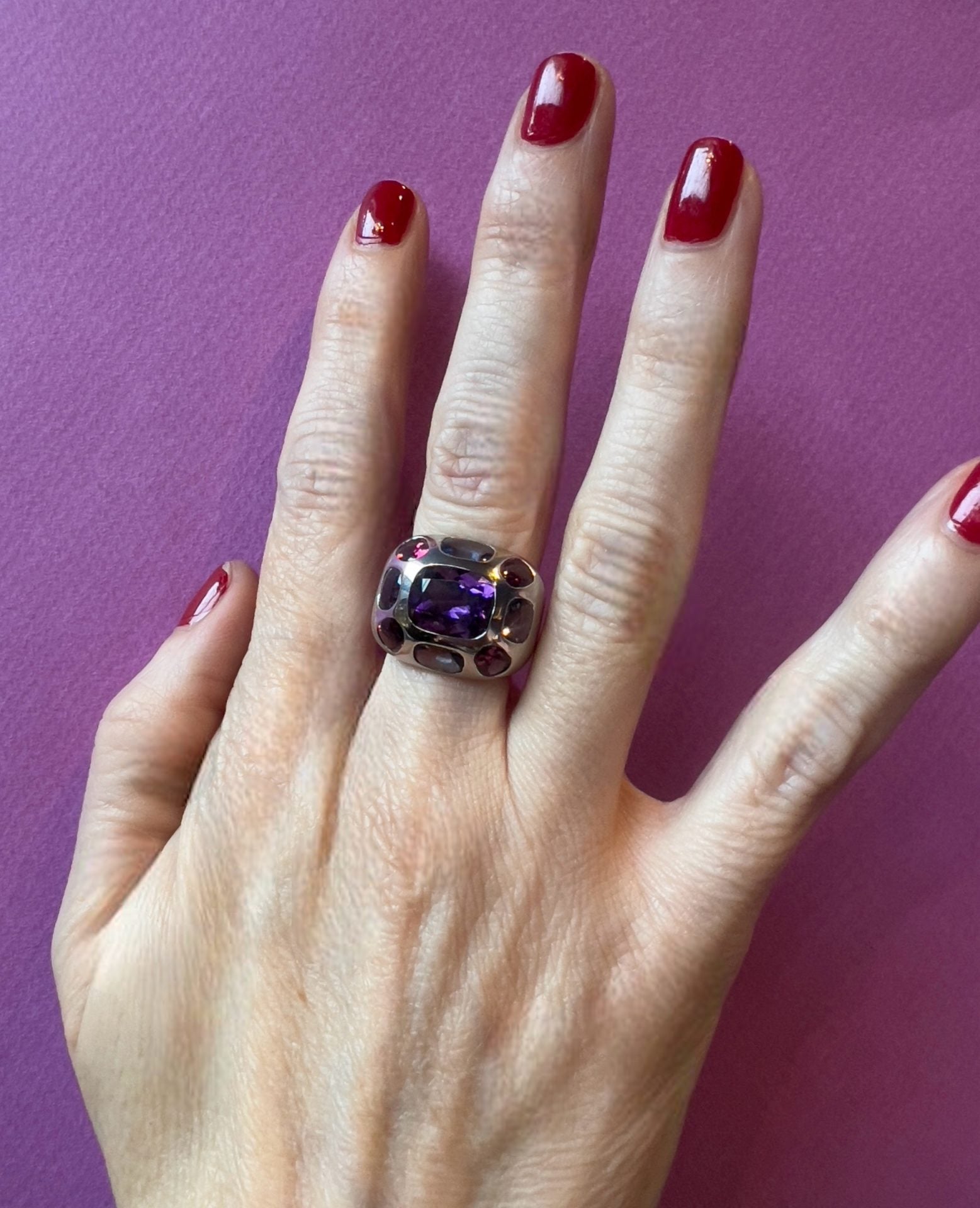Chanel, bague "Coco" or blanc, améthyste, grenat et iolite