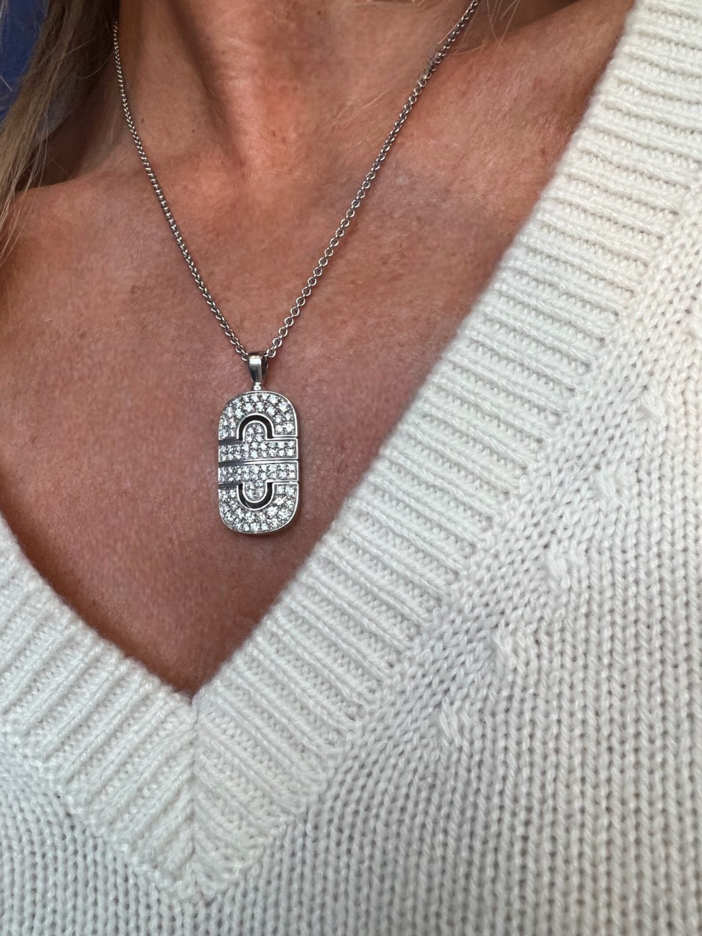 Bulgari, Collier chaine et pendentif en or blanc et diamants