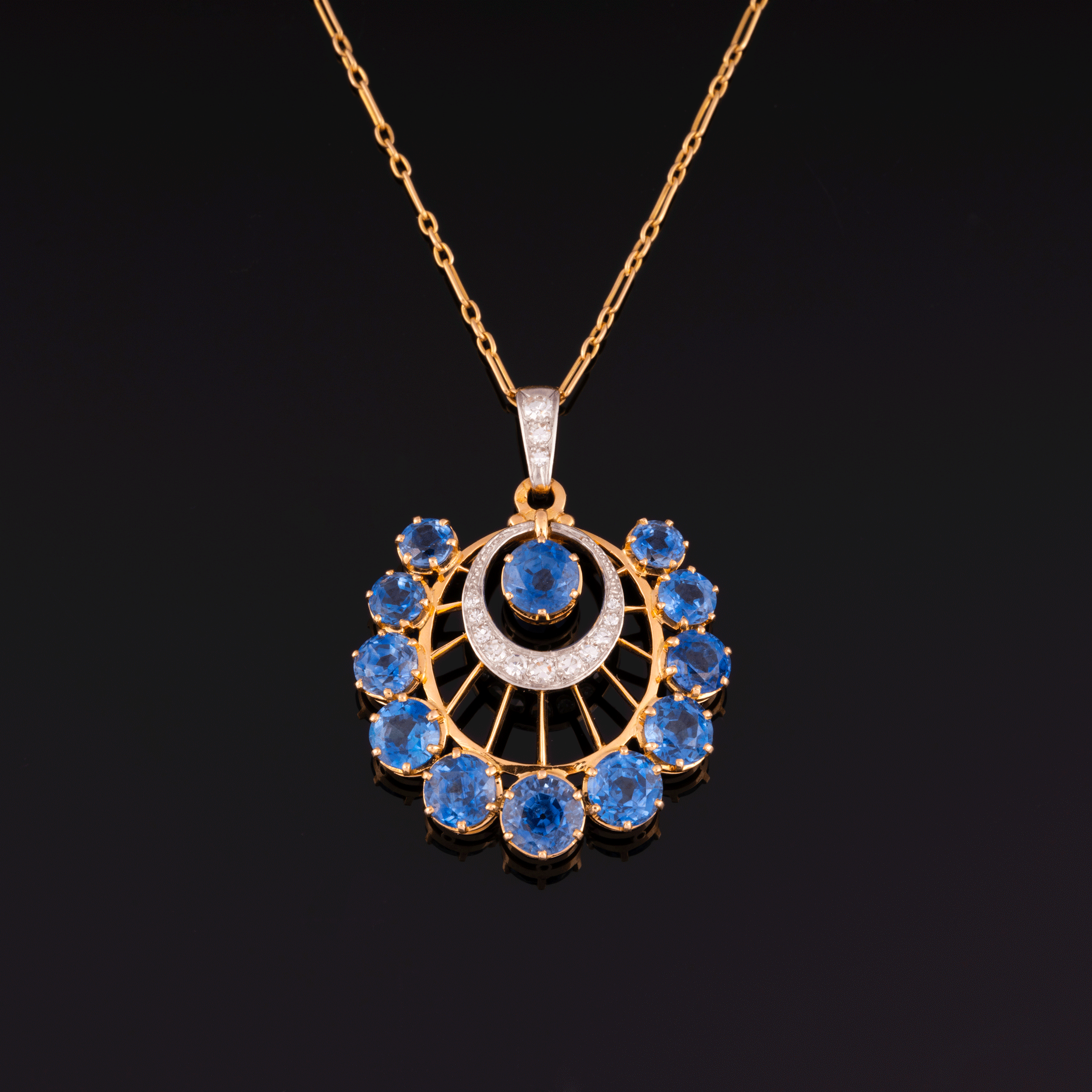 Collier ancien en or et platine orné de saphirs et diamants. Période Art-Déco.