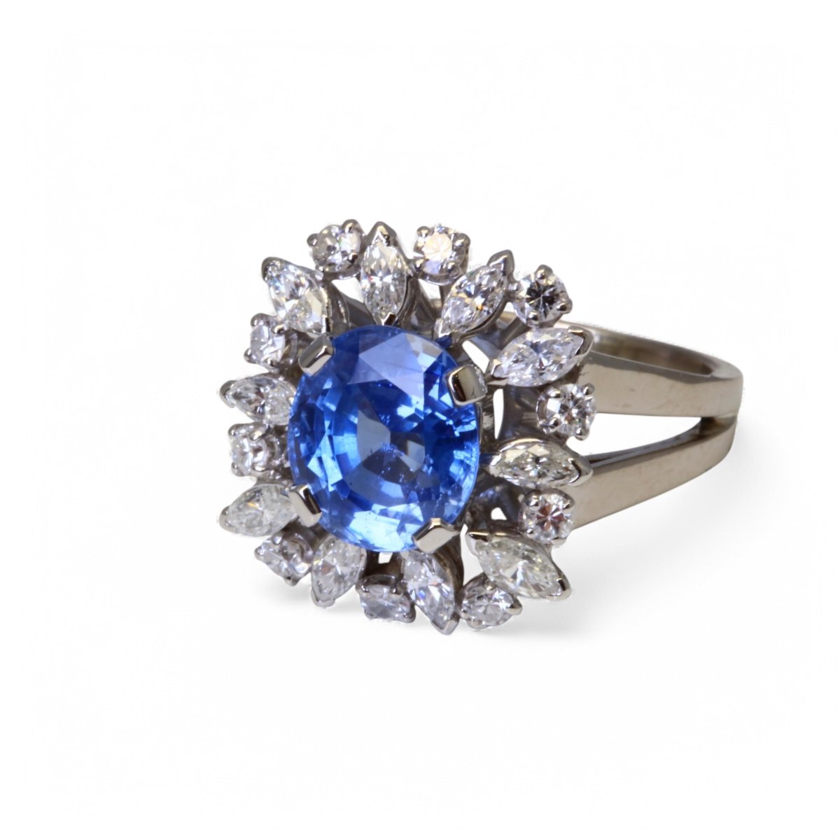 Bague en or blanc, saphir naturel et diamants. - Maison Eloe