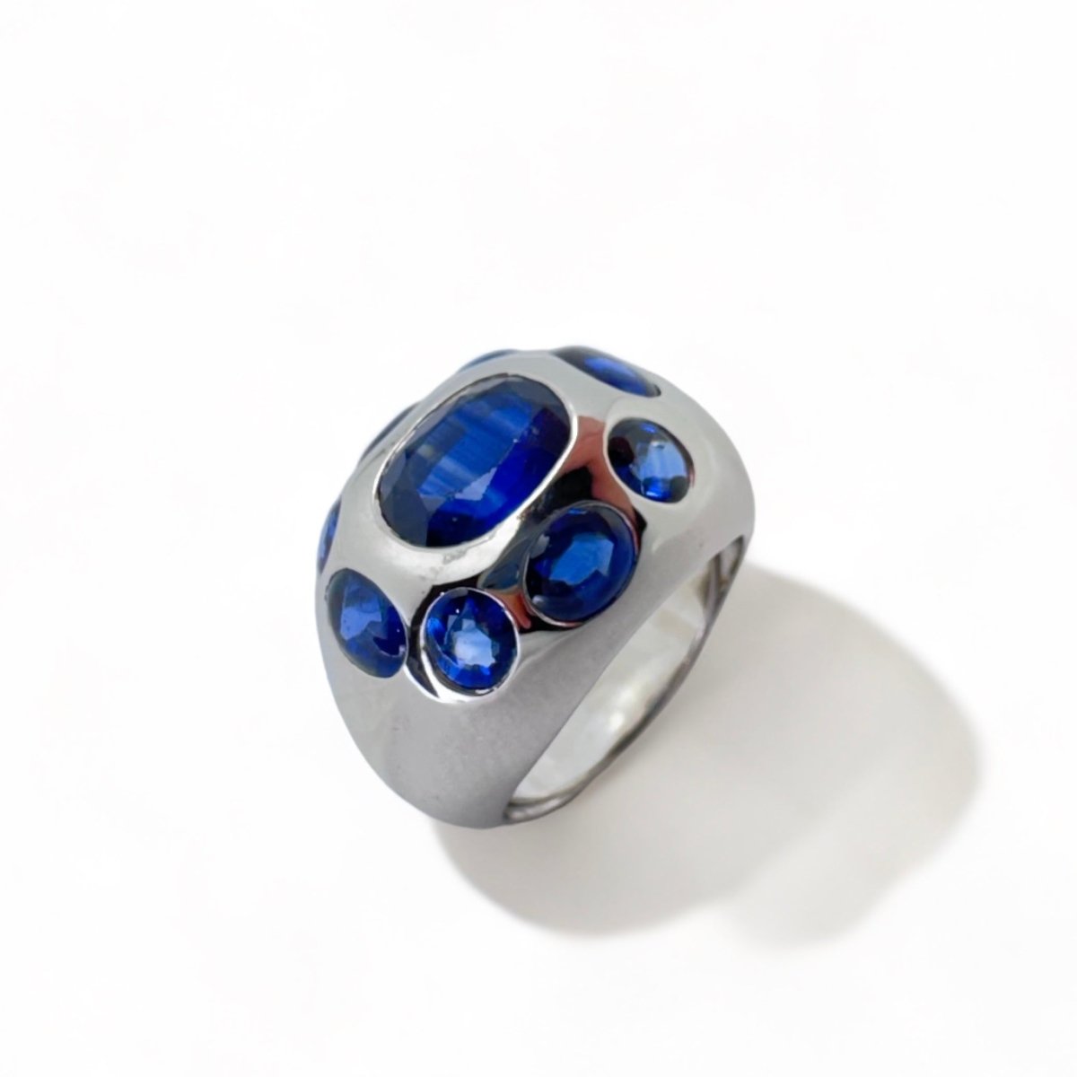 Bague cocktail en or blanc et saphirs - Maison Eloe