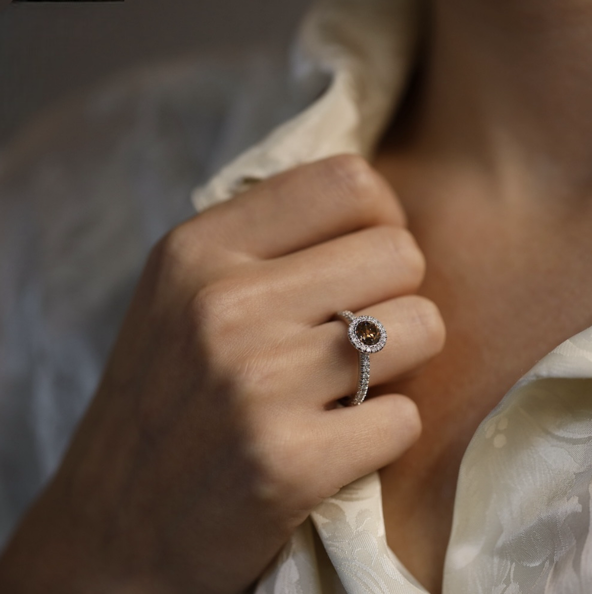 De Beers solitaire "Aura" en platine, diamant Fancy Dark Brown, full set.