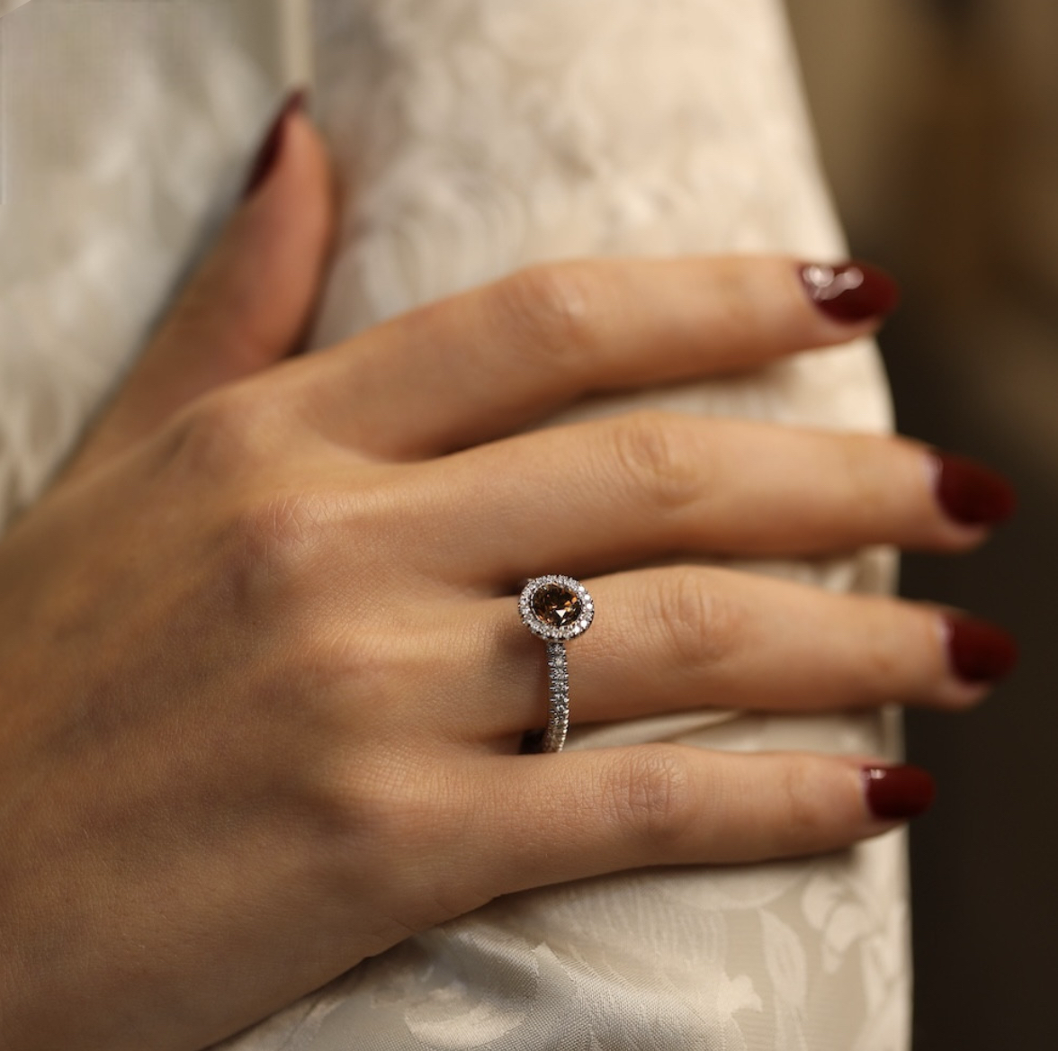 De Beers solitaire "Aura" in platinum, Fancy Dark Brown diamond, full set.