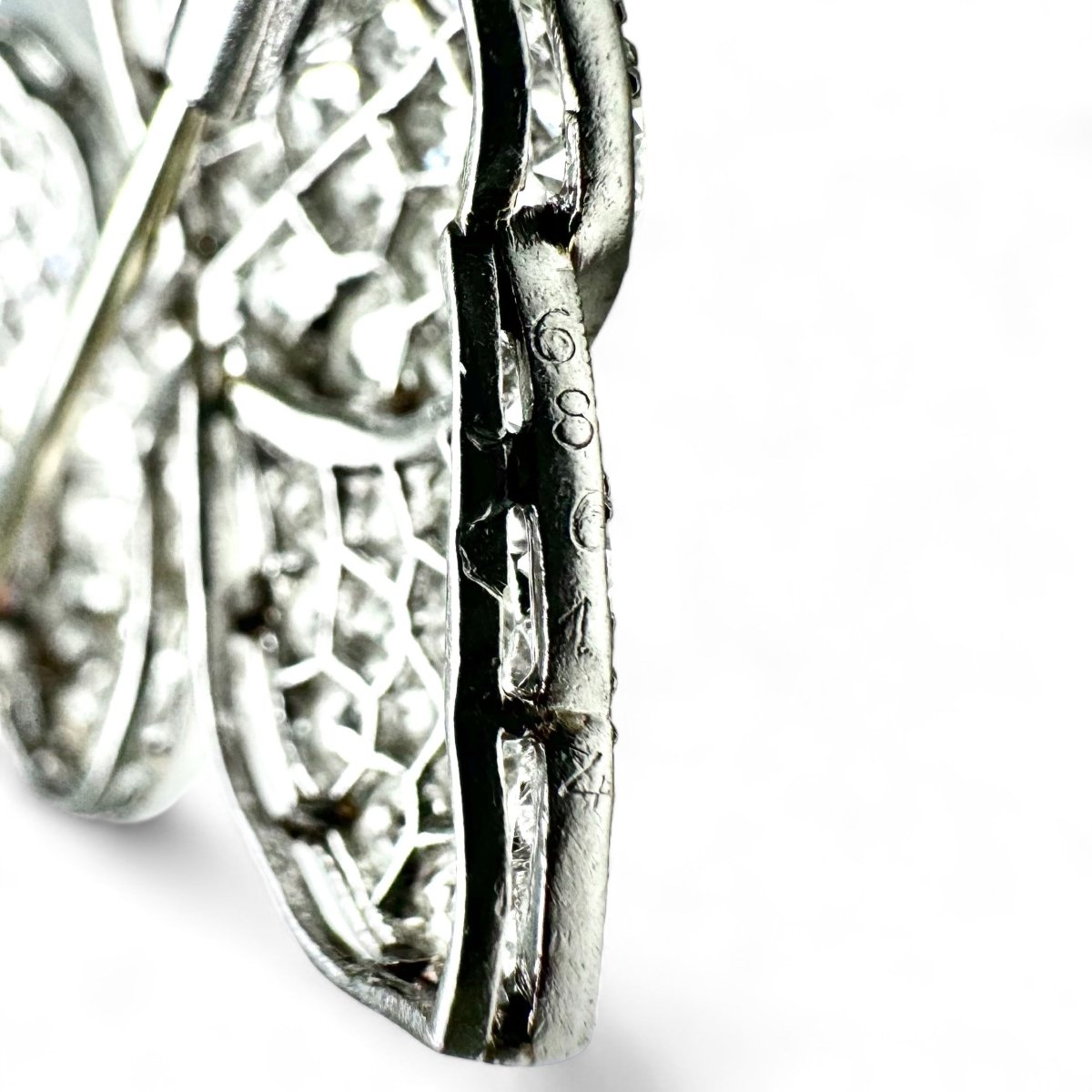LACLOCHE FRÈRES Broche noeud en platine pavée de diamants. - Maison Eloe