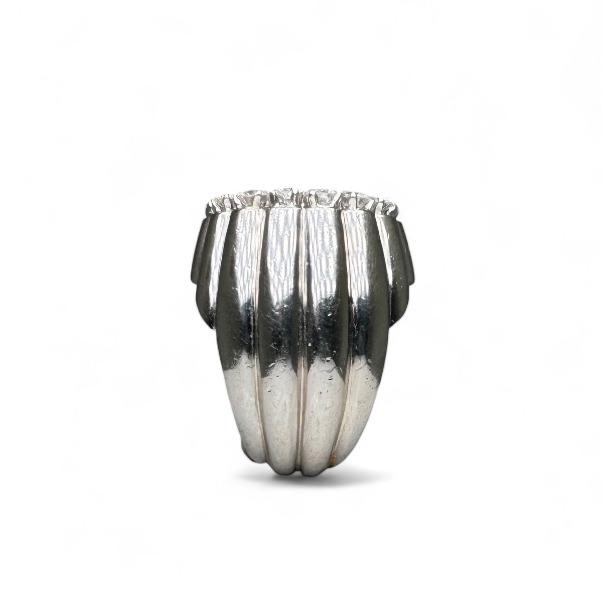 Bague Tartelette en platine pavée de diamants. - Maison Eloe