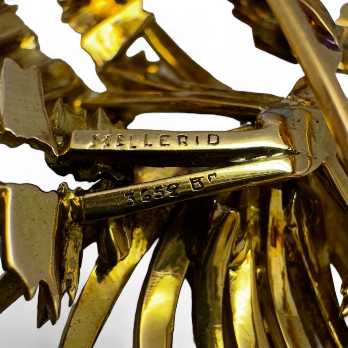 MELLERIO Broche en or jaune, le centre orné d’émeraude, de rubis et de diamants. - Maison Eloe