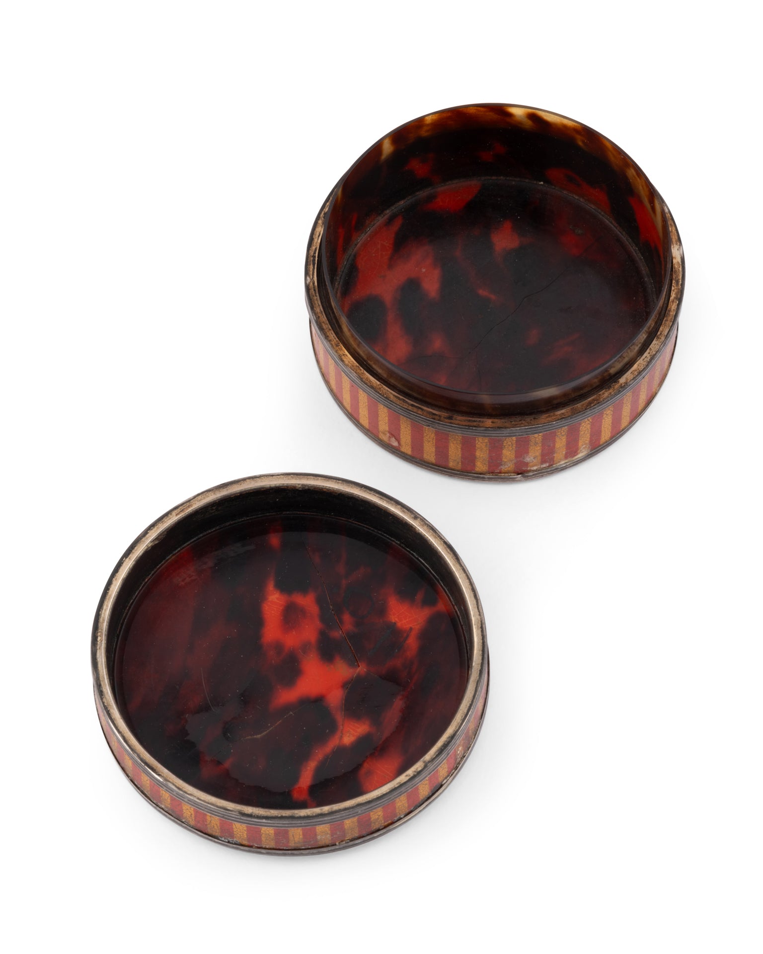 Late 18th century, round box in Martin varnish, red and gold railled