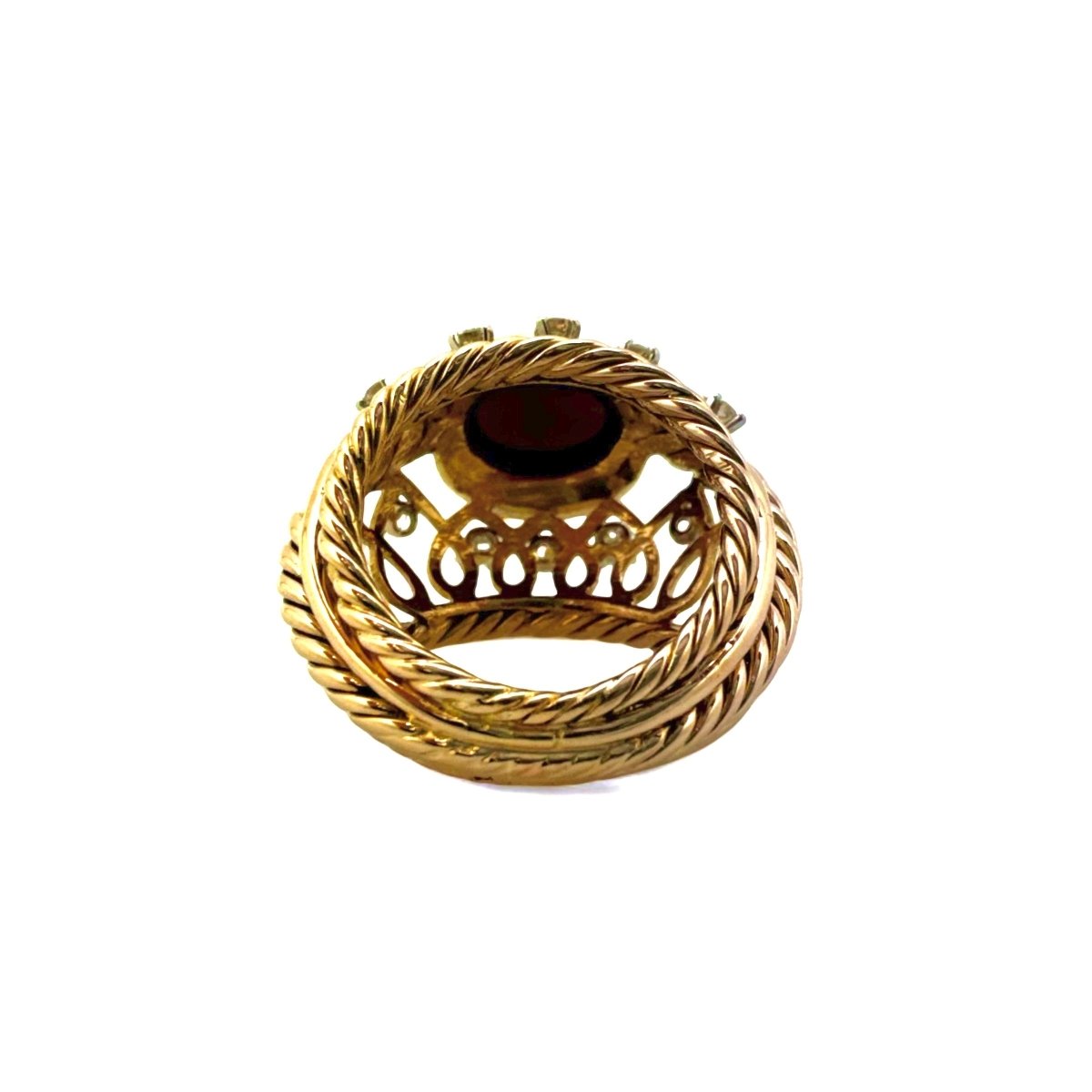 Bague dôme en or jaune ornée d’un grenat entouré de diamants. - Maison Eloe
