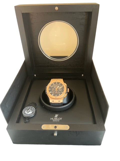 Une montre Hublot "Big Bang" Chronograph or ose sur gummy alligator