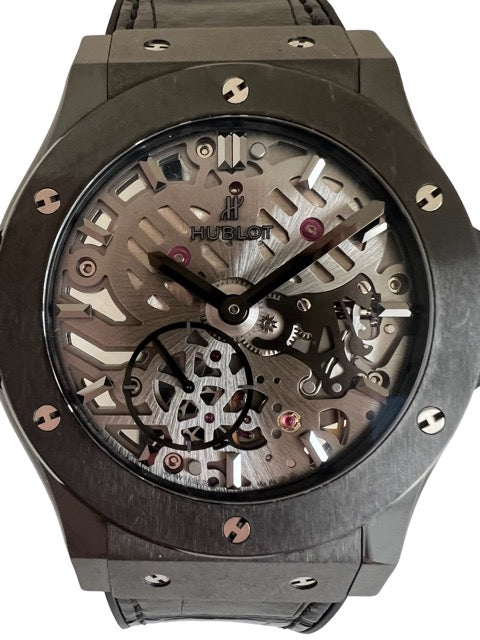 Une Montre Hublot Classic Fusion Squelette céramique noire