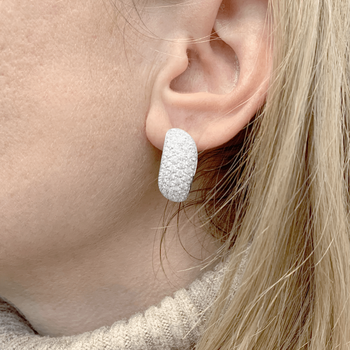Boucles d'oreilles Chaumet, "Hommage à Venise", or blanc, diamants. - Maison Eloe