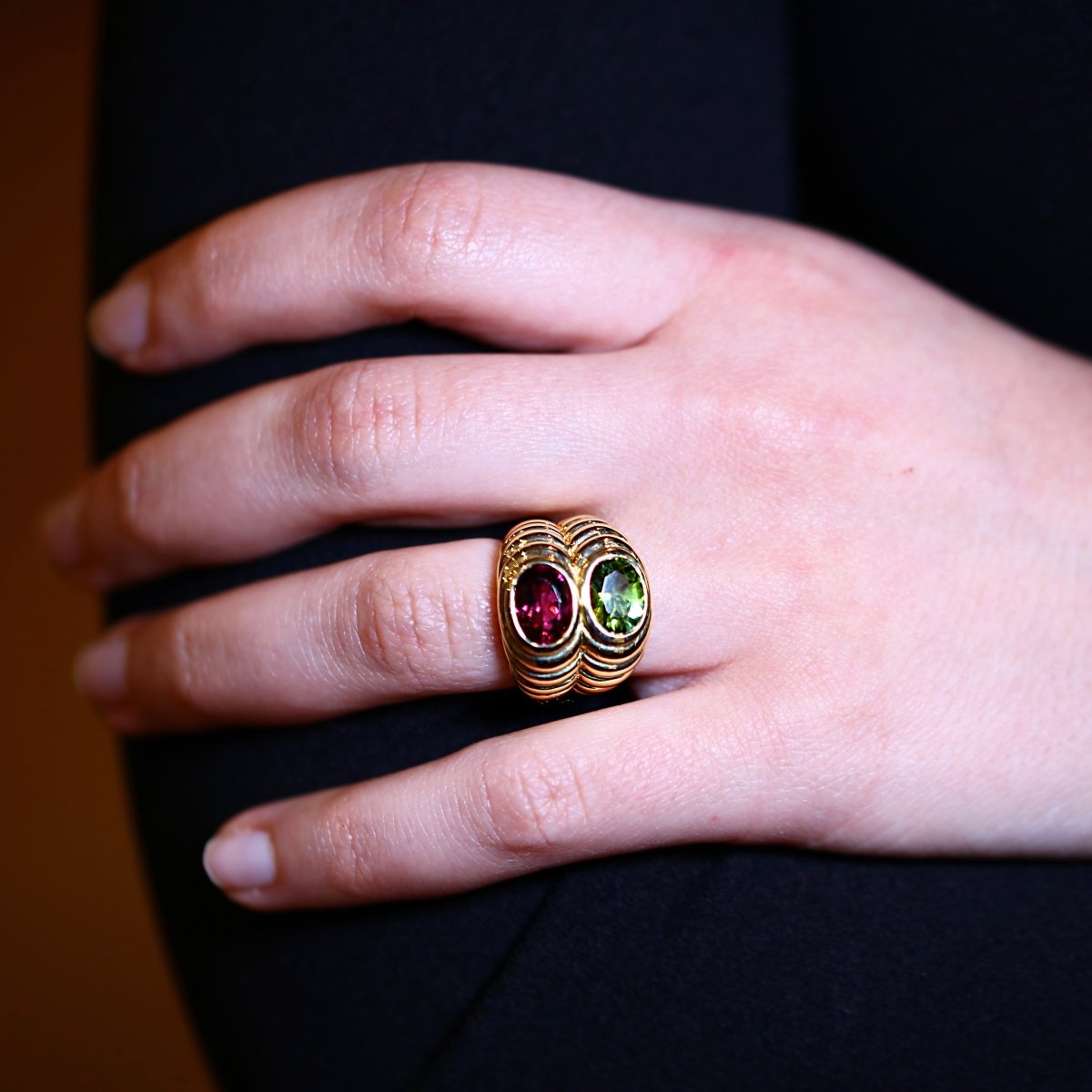 Élégante bague en or jaune, tourmaline rose et péridot dans le style BULGARI - Maison Eloe