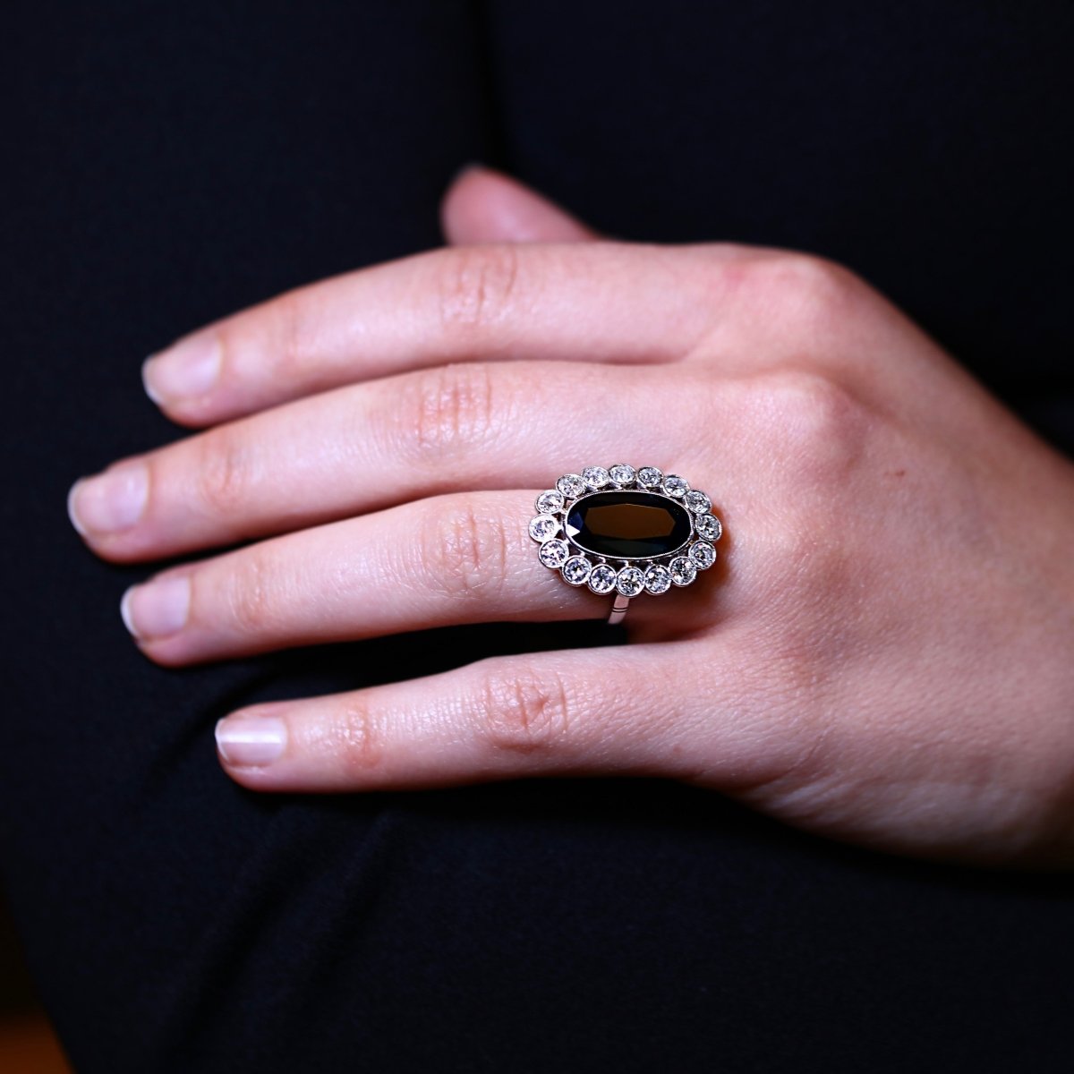 Bague marguerite en platine, saphir et diamants. - Maison Eloe