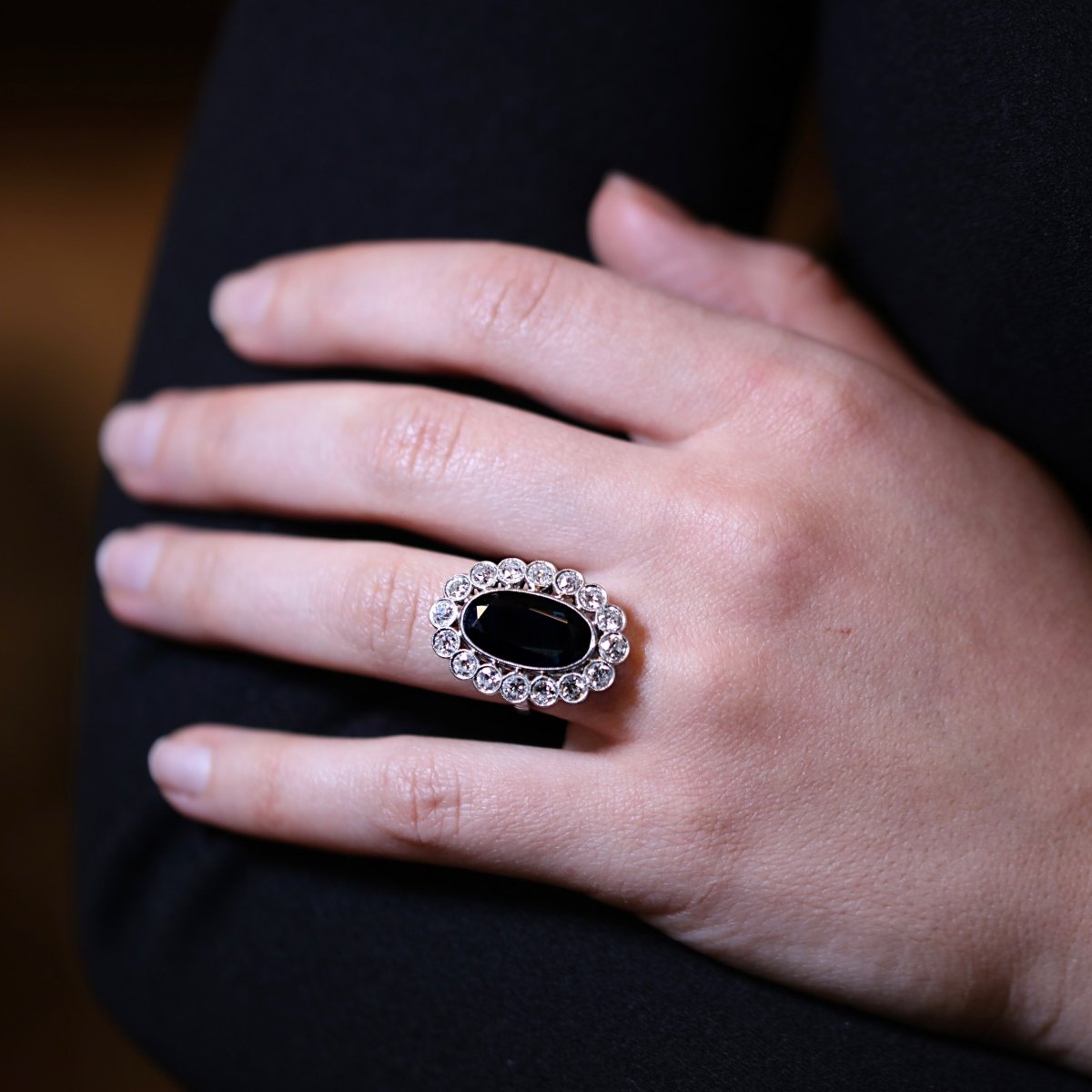 Bague marguerite en platine, saphir et diamants. - Maison Eloe