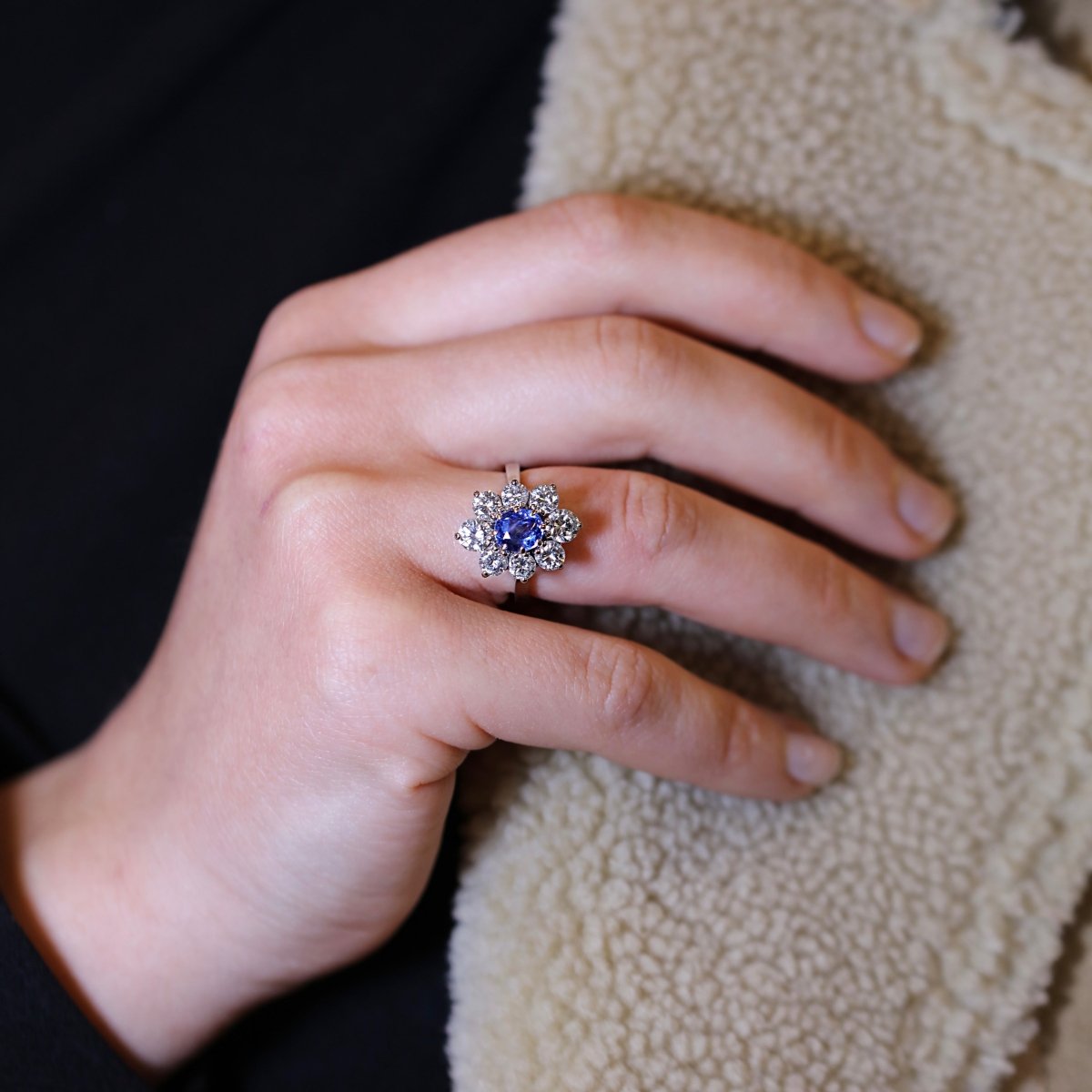 Bague marguerite en or blanc, saphir Ceylan naturel et diamants. - Maison Eloe