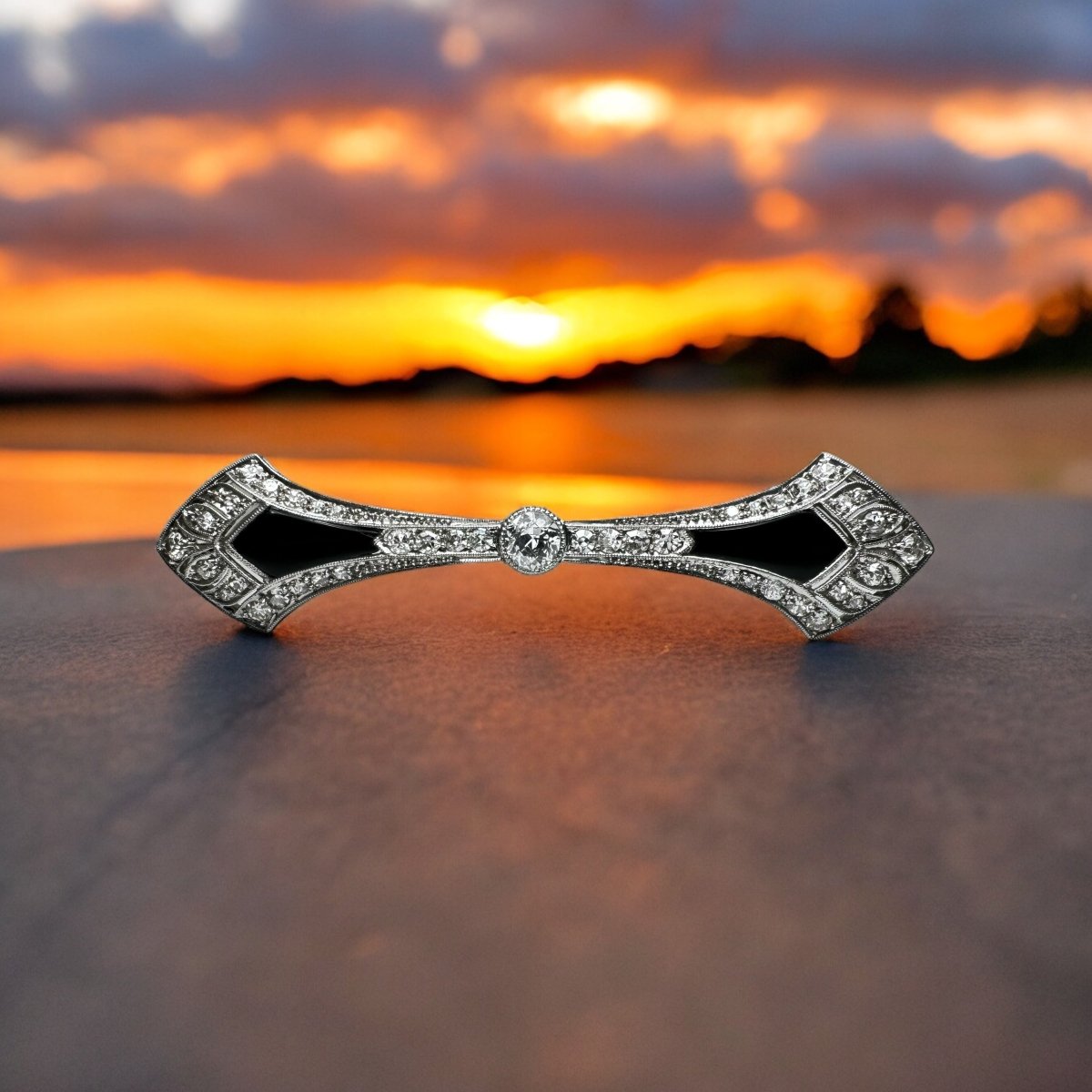 Broche barrette Art - Déco en platine, diamants et onyx. - Maison Eloe