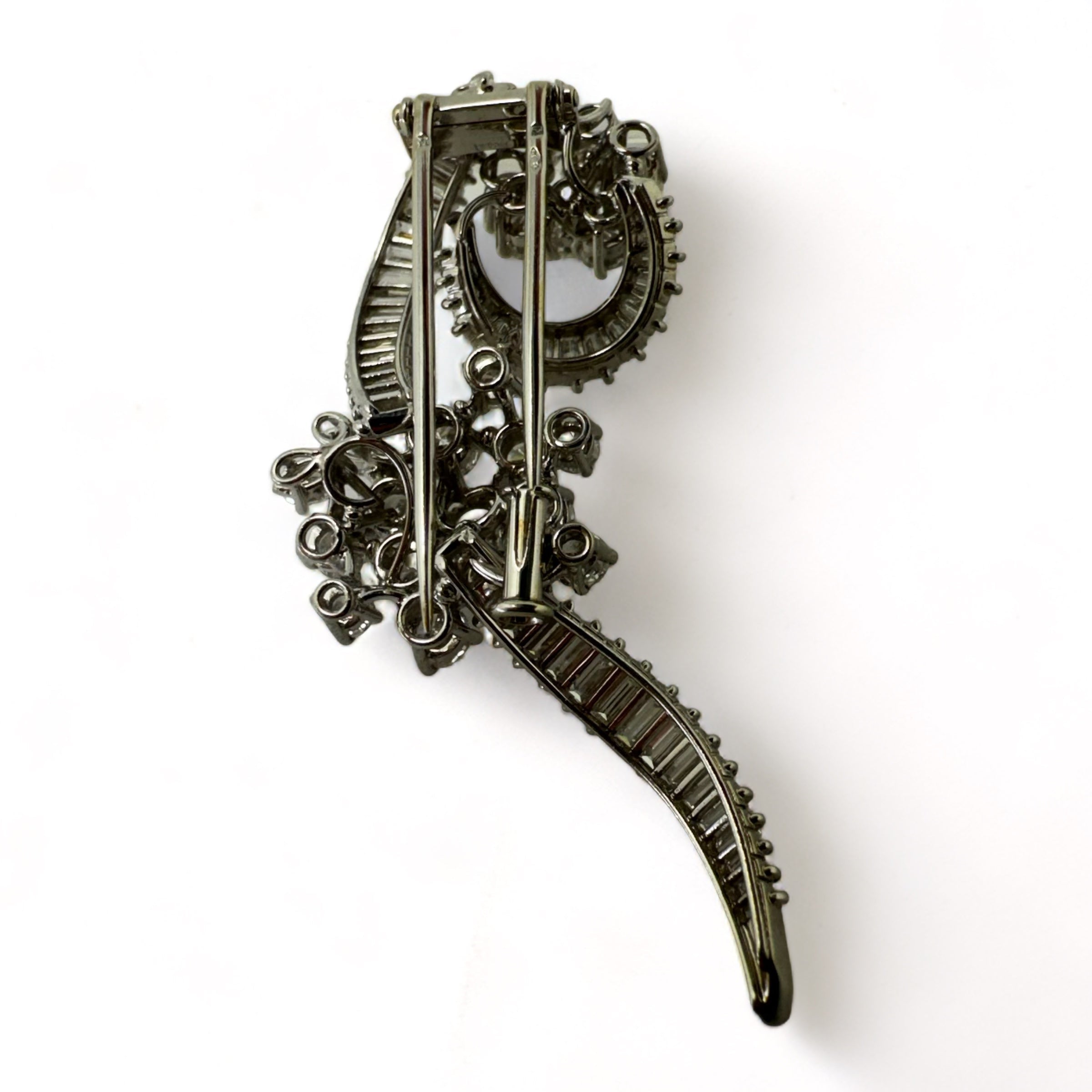 Clip fleurs en platine ornée de diamants.