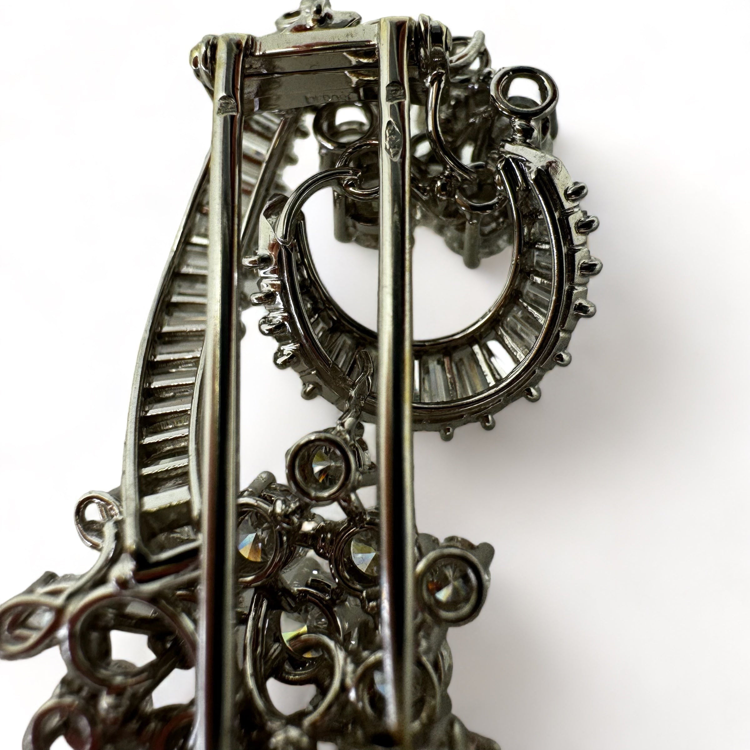 Clip fleurs en platine ornée de diamants.