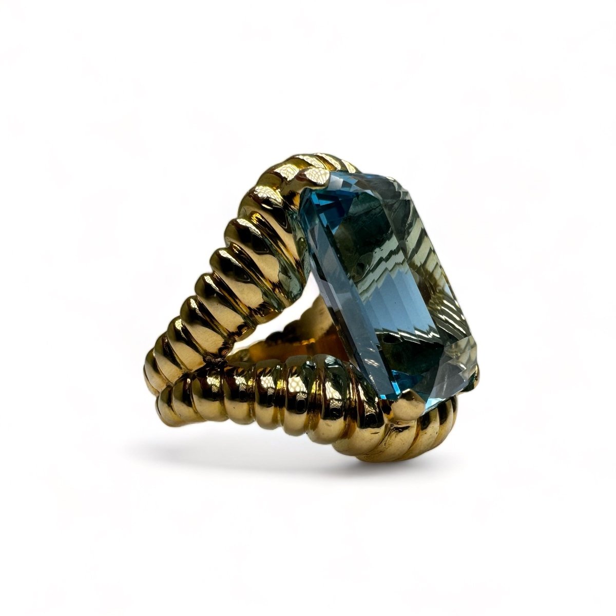 Bague vintage en or jaune montée d’une Aigue - Marine Santa Maria de 17carats. - Maison Eloe