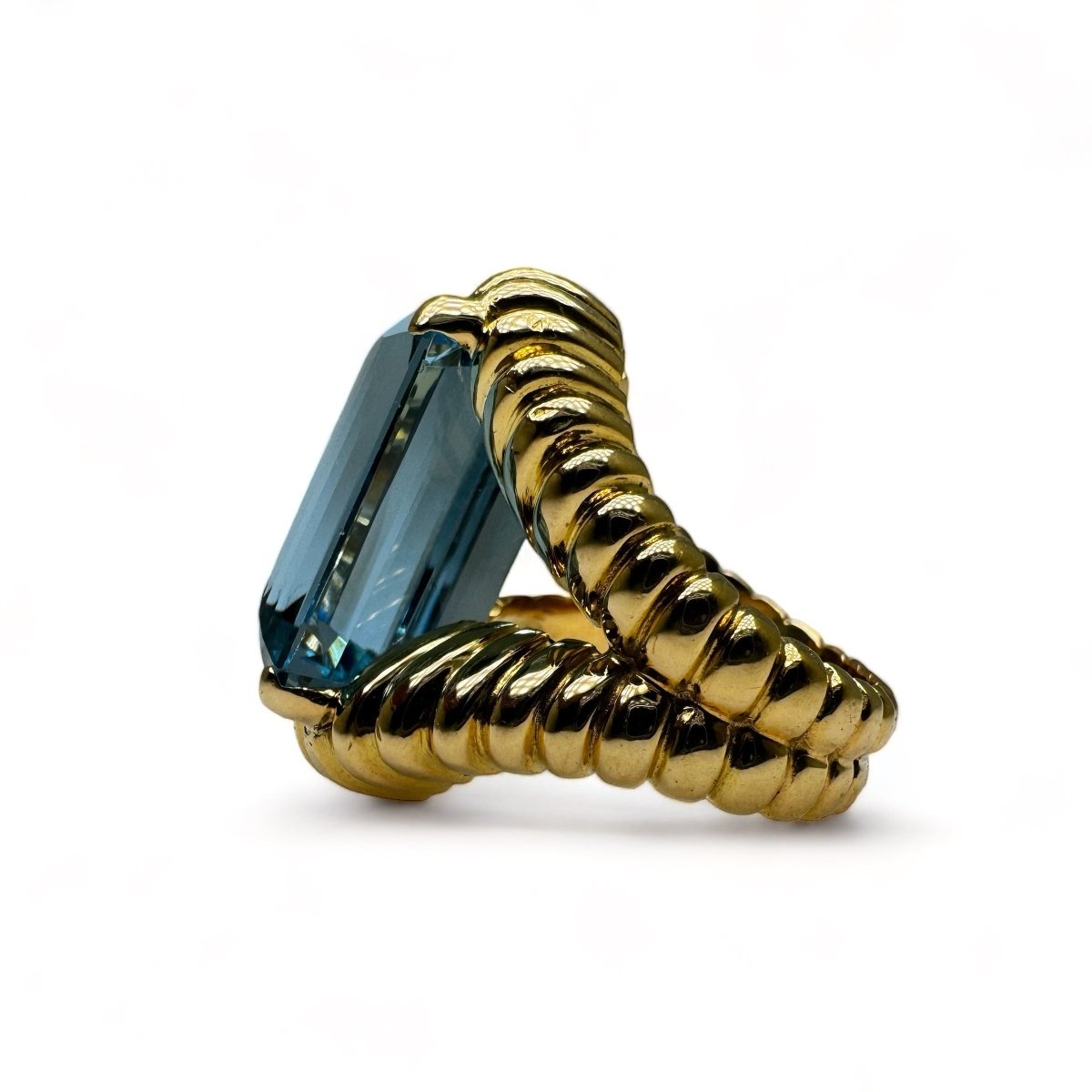 Bague vintage en or jaune montée d’une Aigue - Marine Santa Maria de 17carats. - Maison Eloe