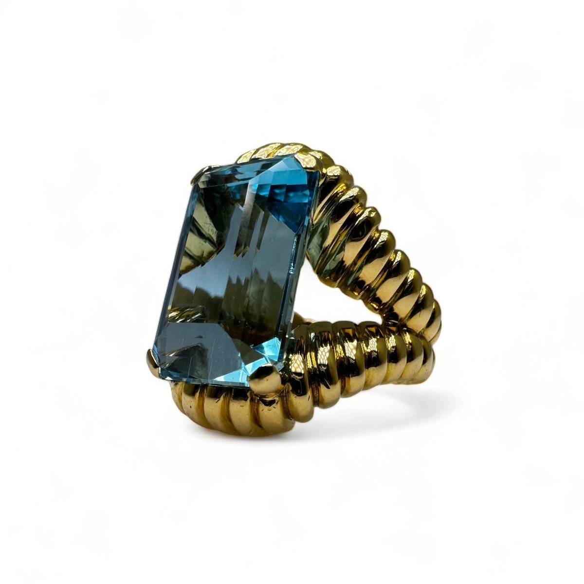 Bague vintage en or jaune montée d’une Aigue - Marine Santa Maria de 17carats. - Maison Eloe