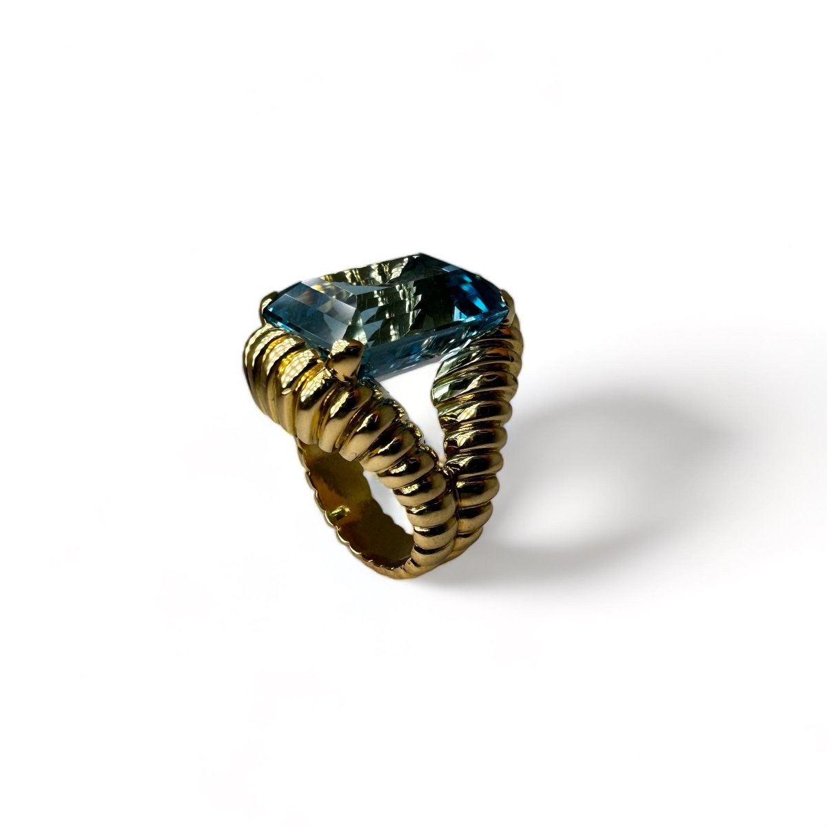 Bague vintage en or jaune montée d’une Aigue - Marine Santa Maria de 17carats. - Maison Eloe