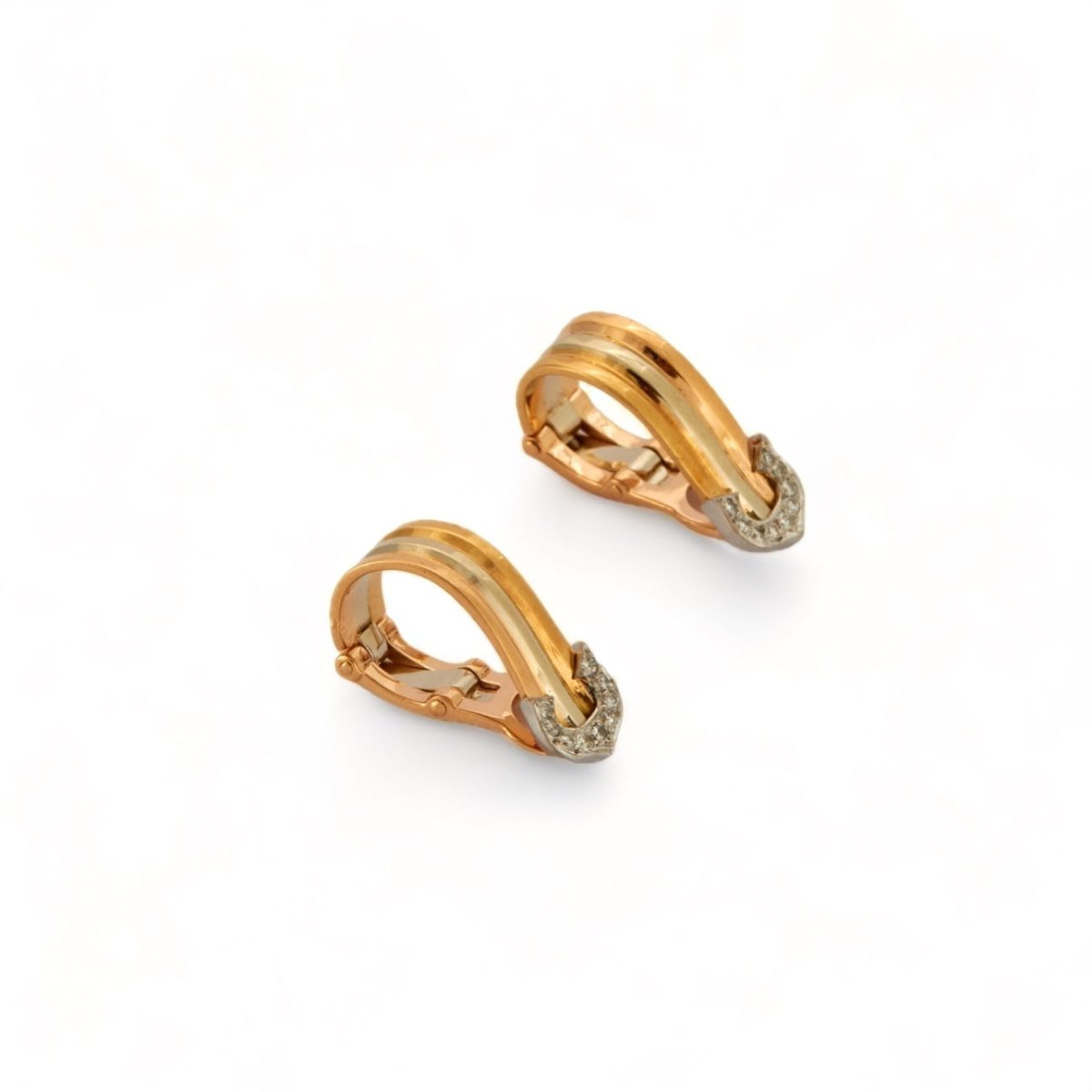 Boucles d'oreilles C de CARTIER en 3 ors et diamants. - Maison Eloe