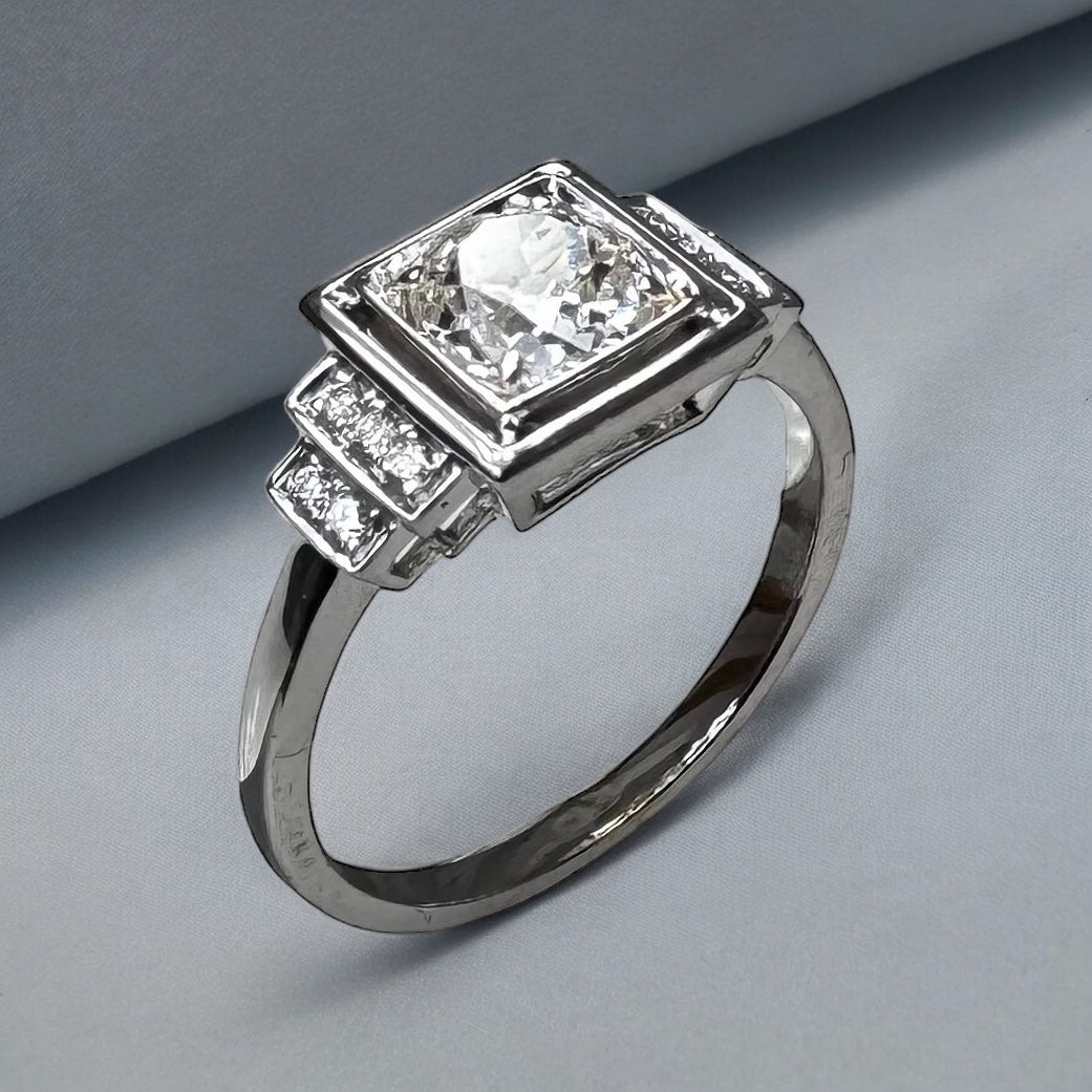 Bague solitaire de style Art - Déco en or gris serti de diamants. - Maison Eloe