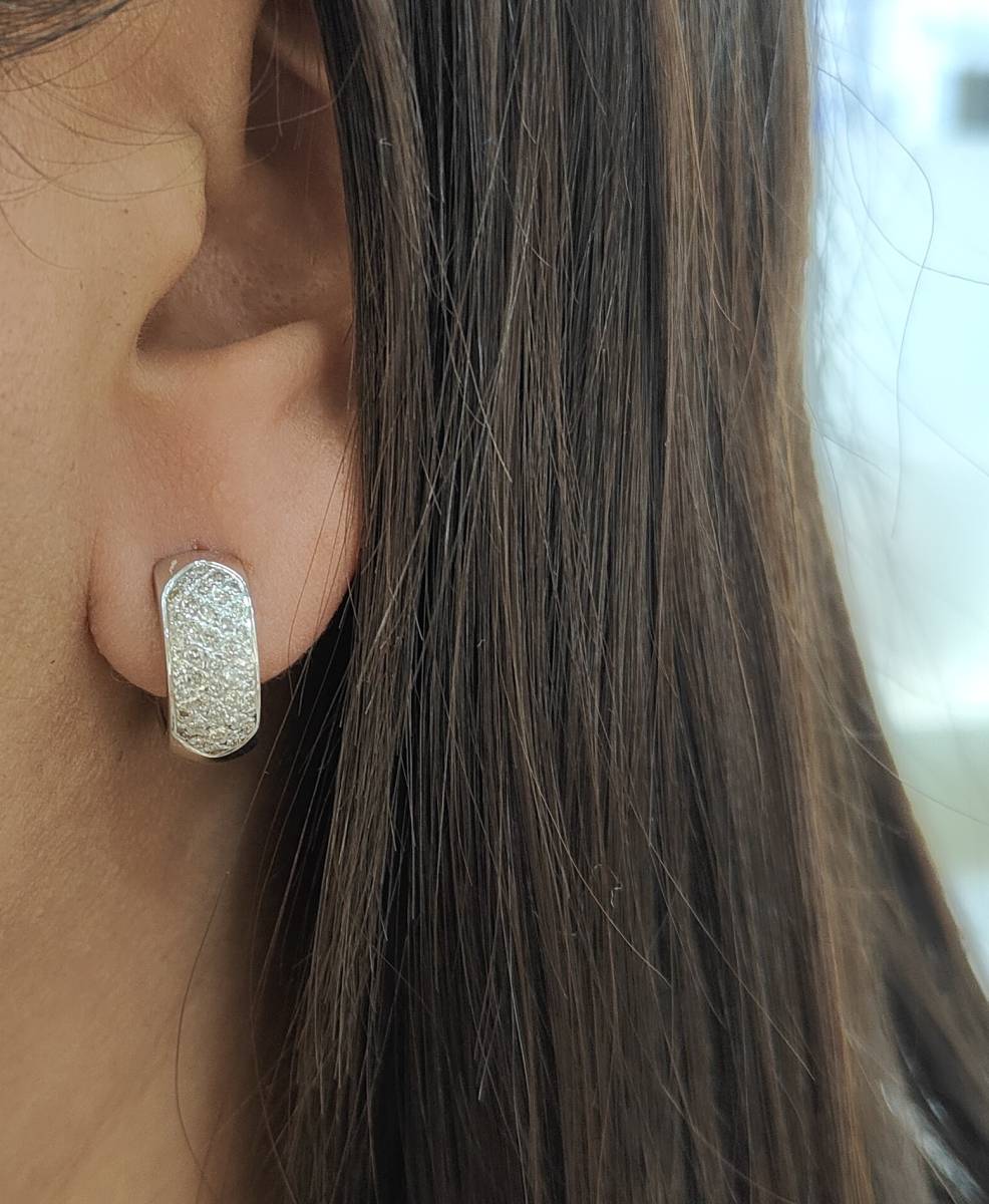 Boucles d'oreille créoles en or blanc et diamants