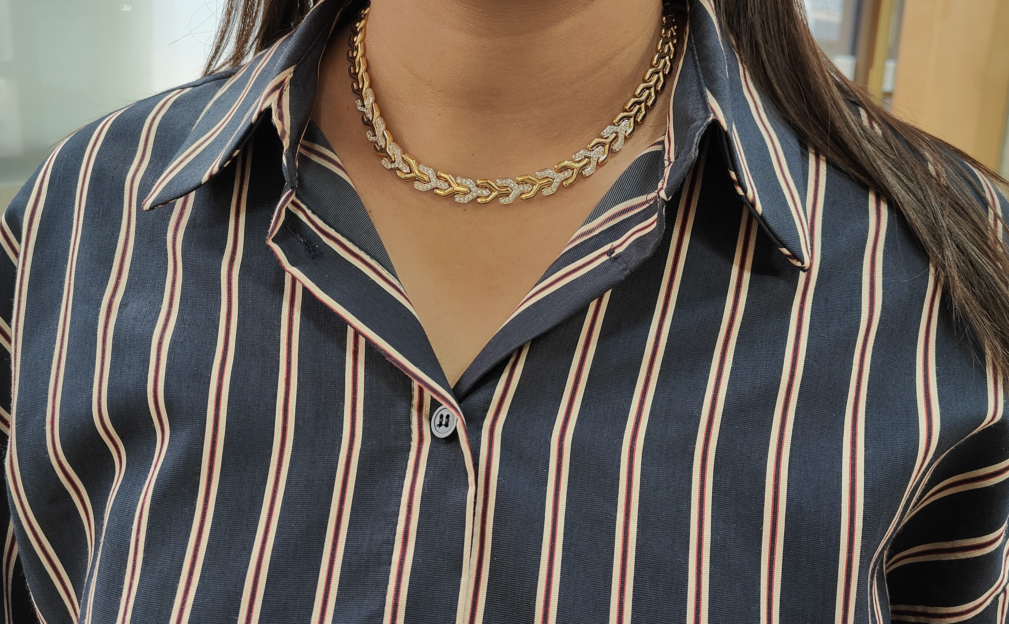 Collier ras de cou maille chevron en or jaune et diamants