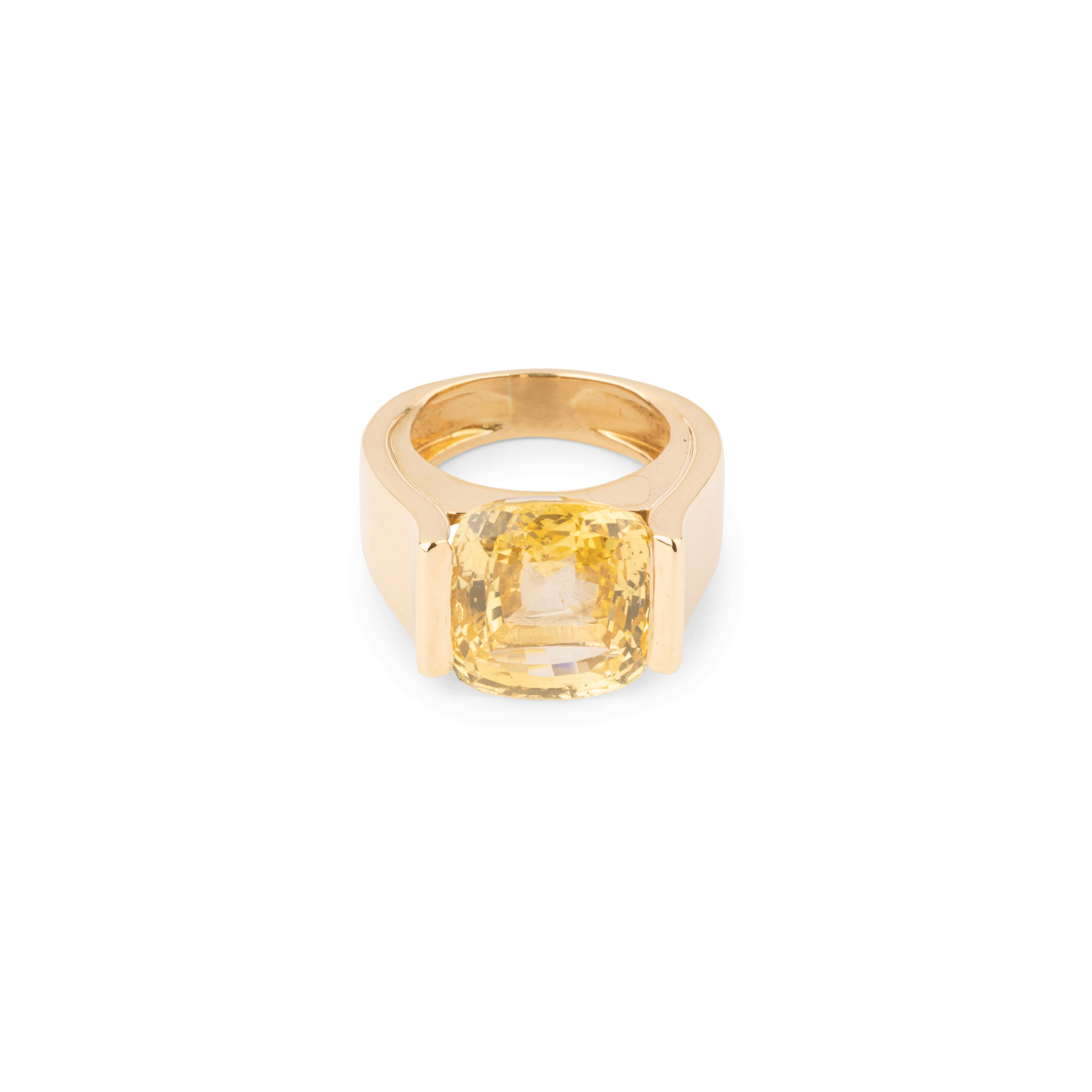 Bague sertie d'un important saphir jaune naturel non chauffé.