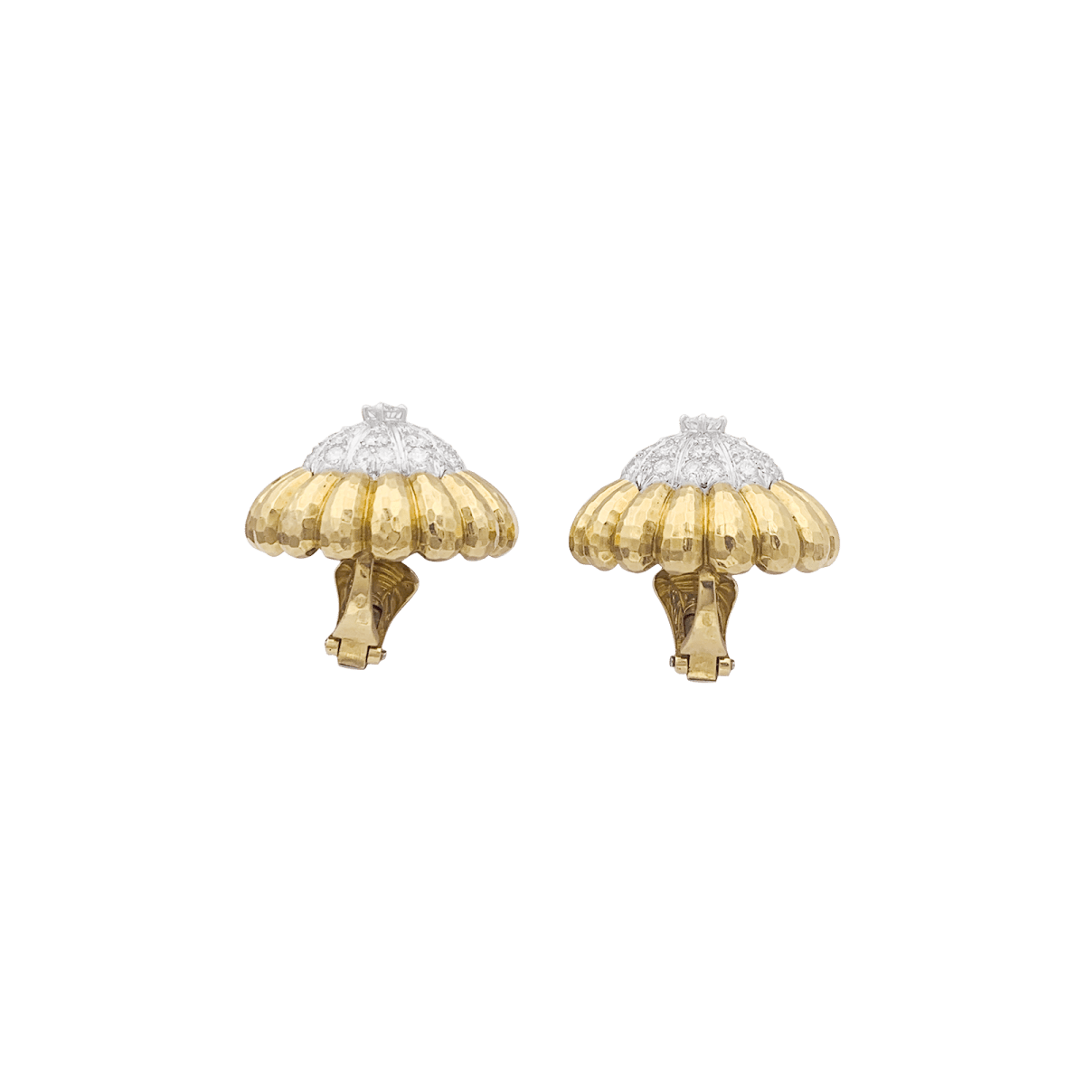 Clips d'oreilles David Webb, "Boutons", platine, or jaune, diamants. - Maison Eloe