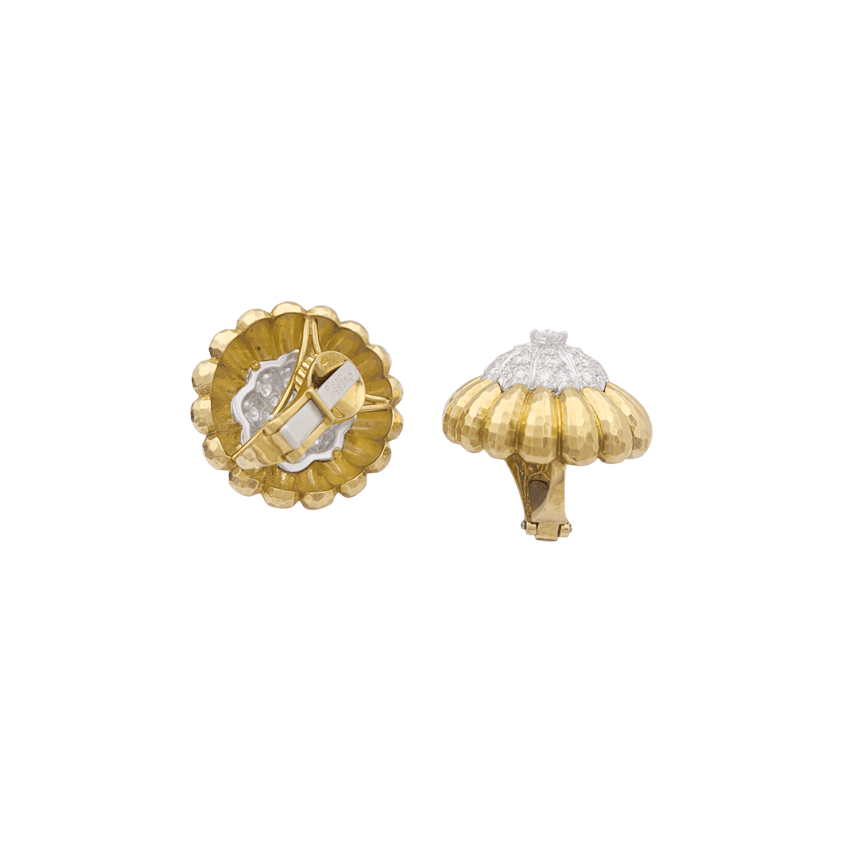 Clips d'oreilles David Webb, "Boutons", platine, or jaune, diamants. - Maison Eloe