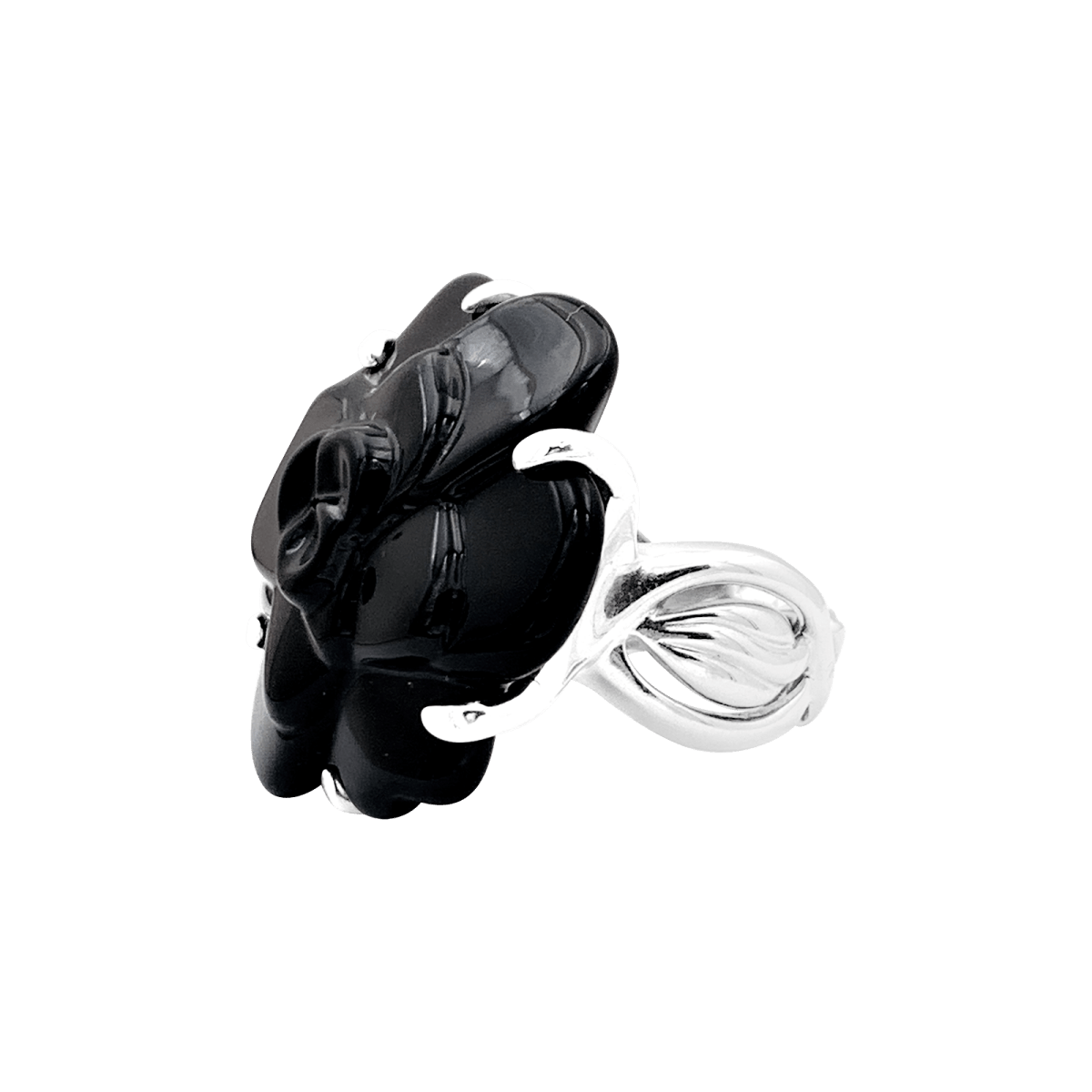 Bague Chanel, modèle "Camélia", en or blanc et onyx. - Maison Eloe