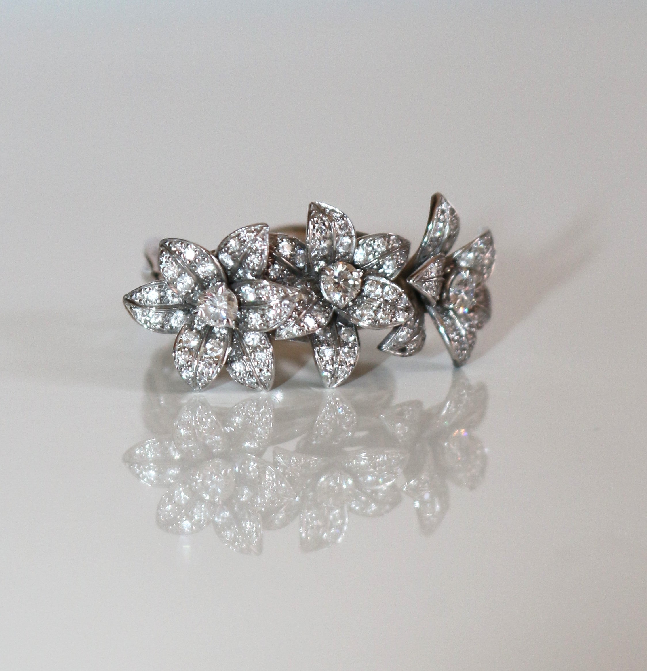 Mellerio Bague vintage trois fleurs collection Médicis