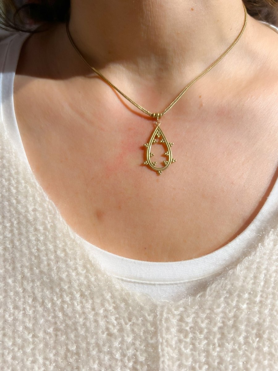 Chaîne en or jaune et pendentif assorti ciselé du créateur grec Zolotas - Maison Eloe