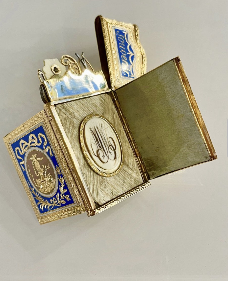 Nécessaire à secret en or 18K et émail du XVIII ème siècle