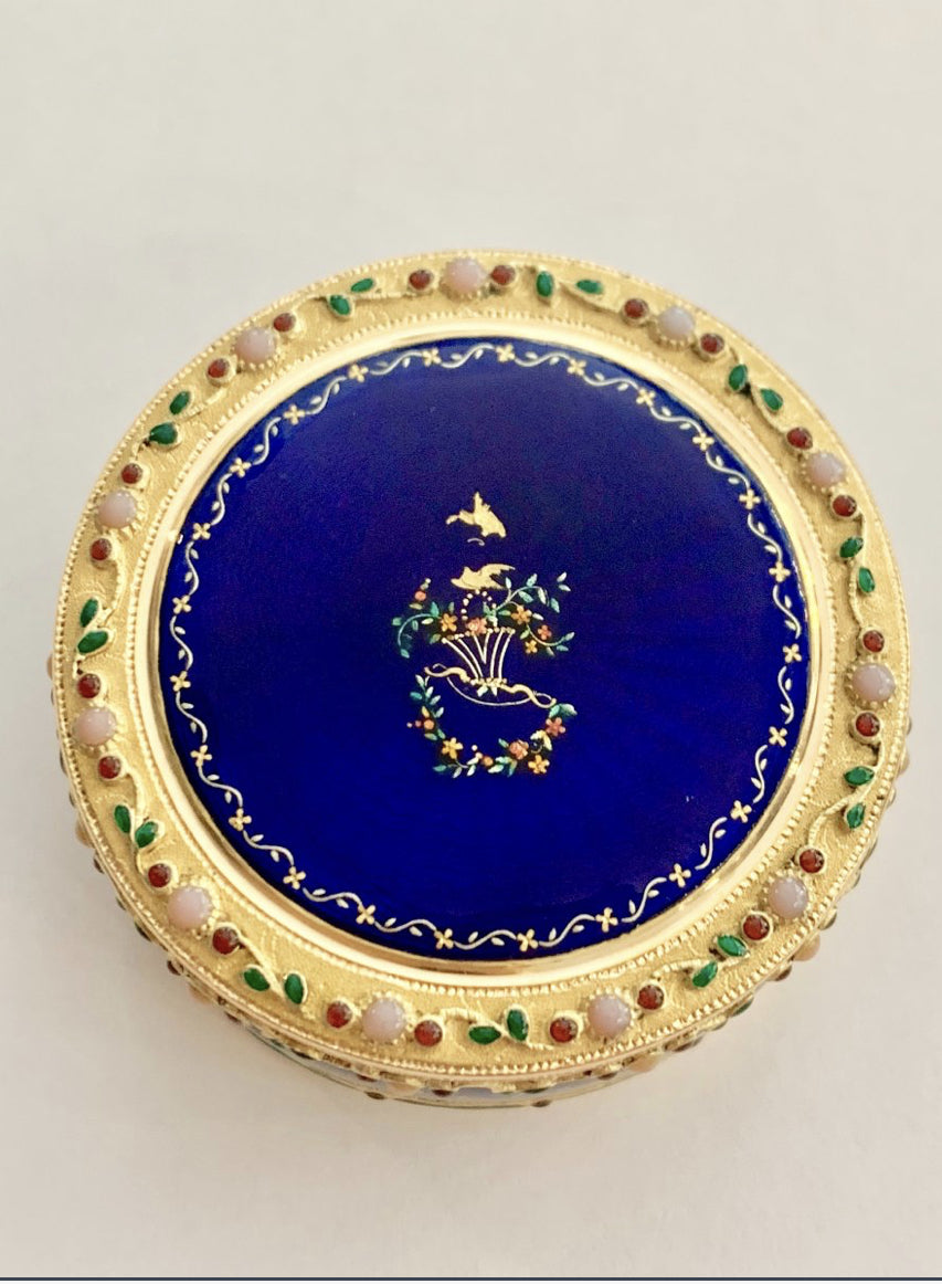 Boite ronde en or et émail