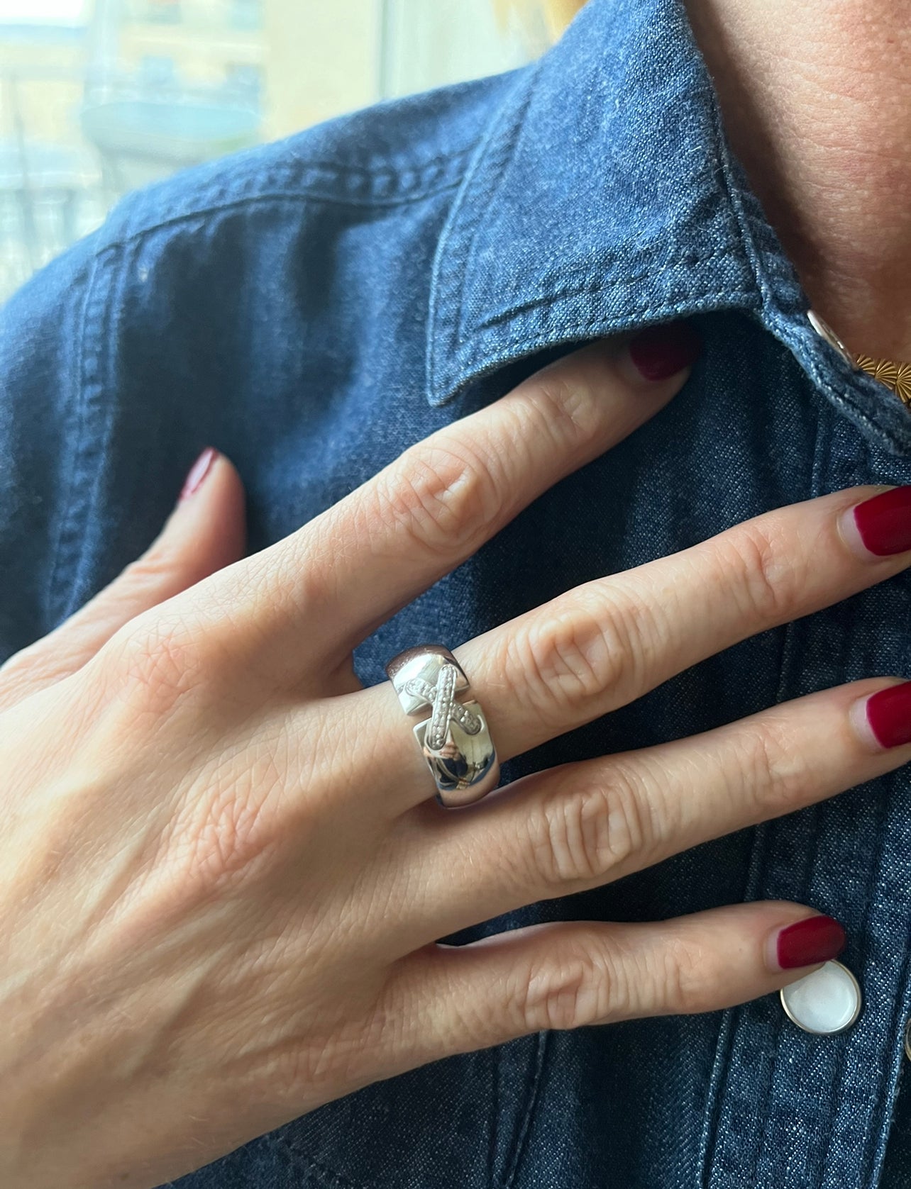 Une bague Chaumet, collection "Lien", en or blanc 18 K et diamants