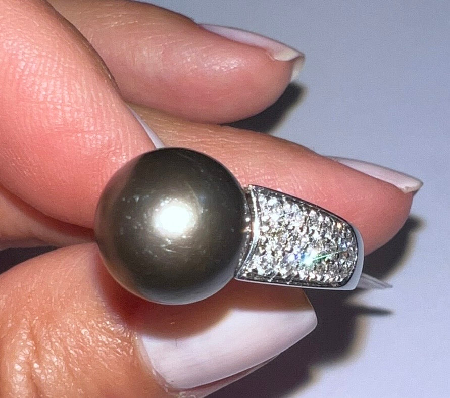 A Boucheron diamond and Tahitian pearl ring