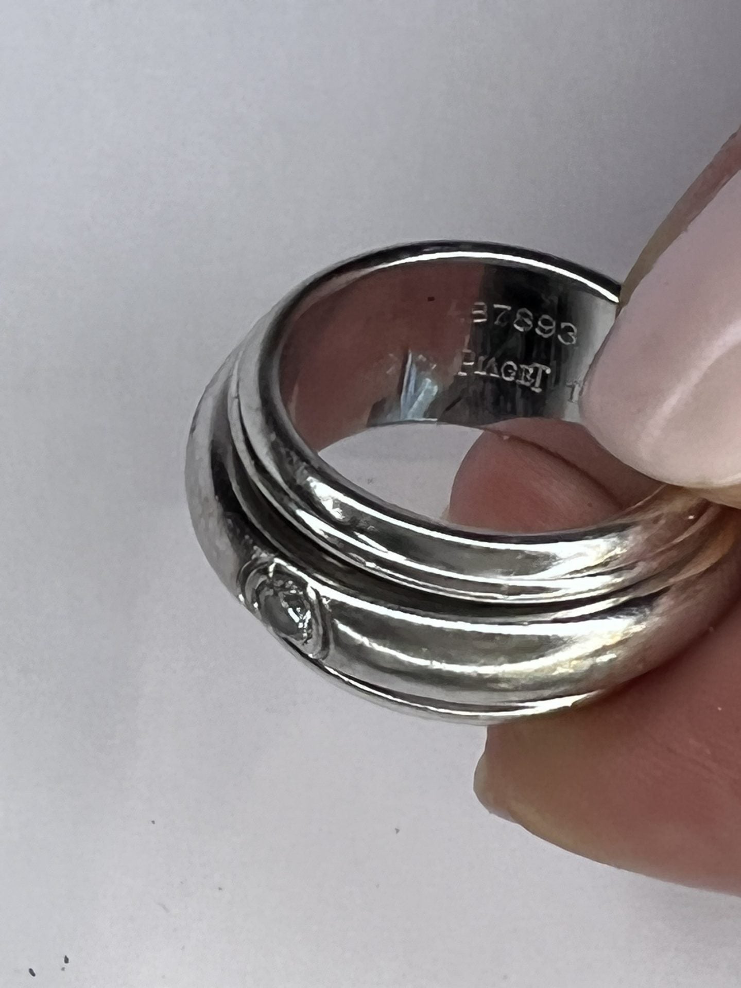 Une bague modèle"Possession" Piaget en or gris