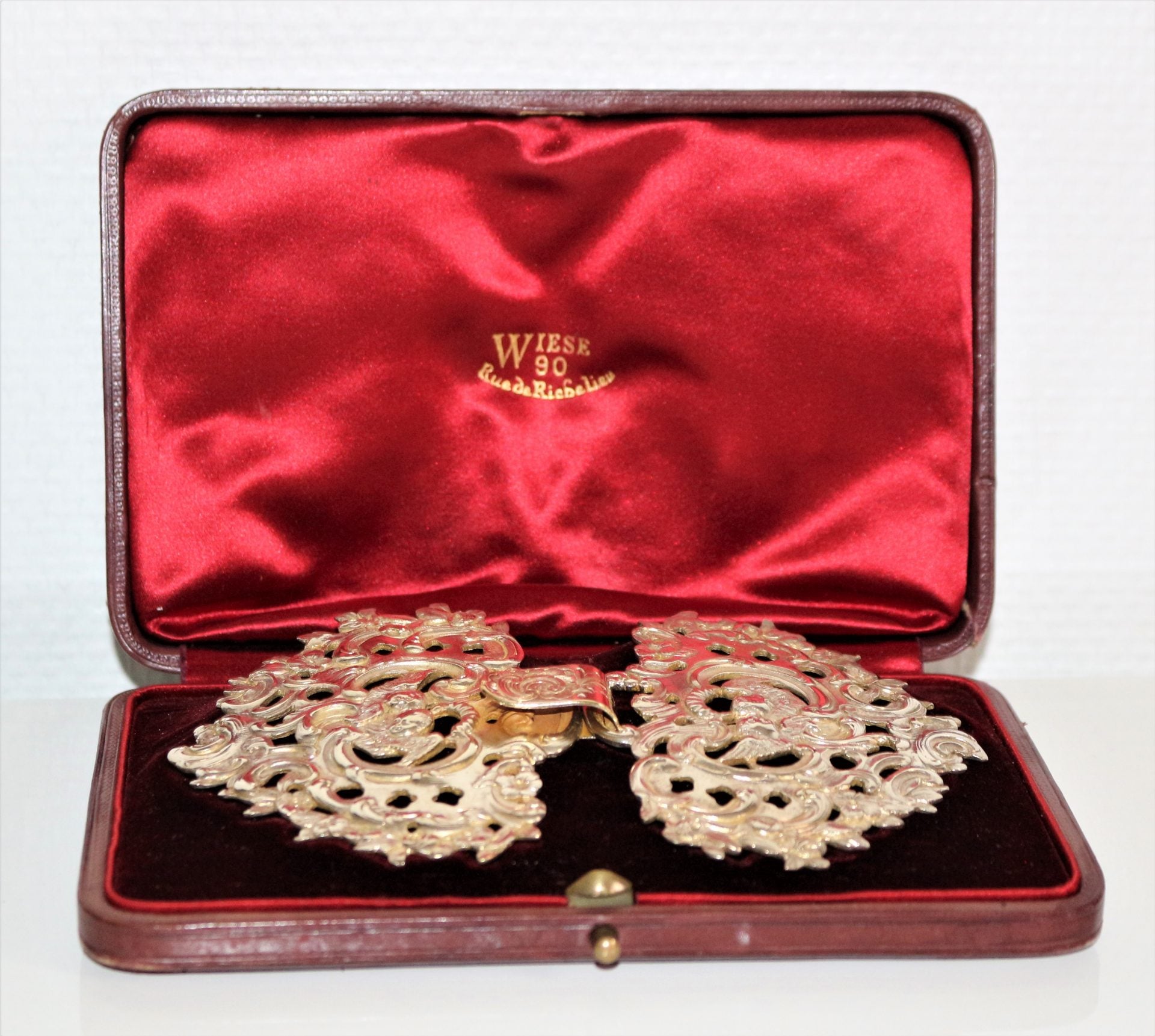 Boucle De Cape Dans Son écrin