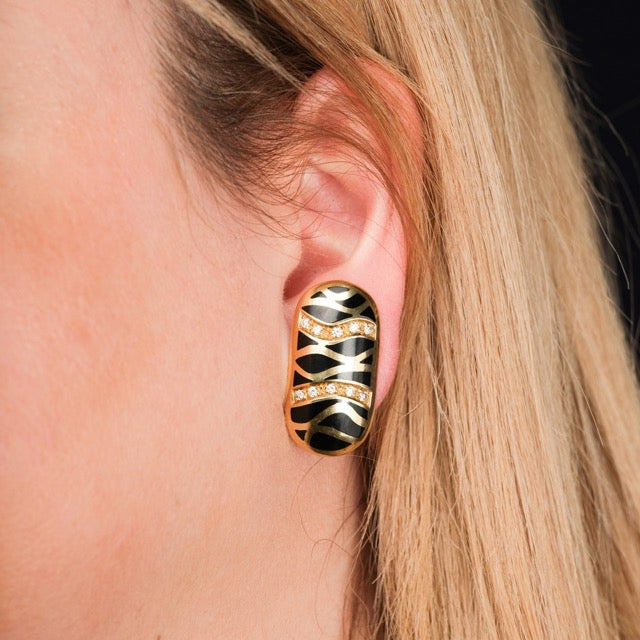 Une paire de clips d'oreilles de Illario en or jaune, émail et diamants.
