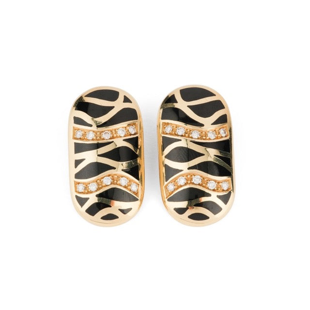 Une paire de clips d'oreilles de Illario en or jaune, émail et diamants.