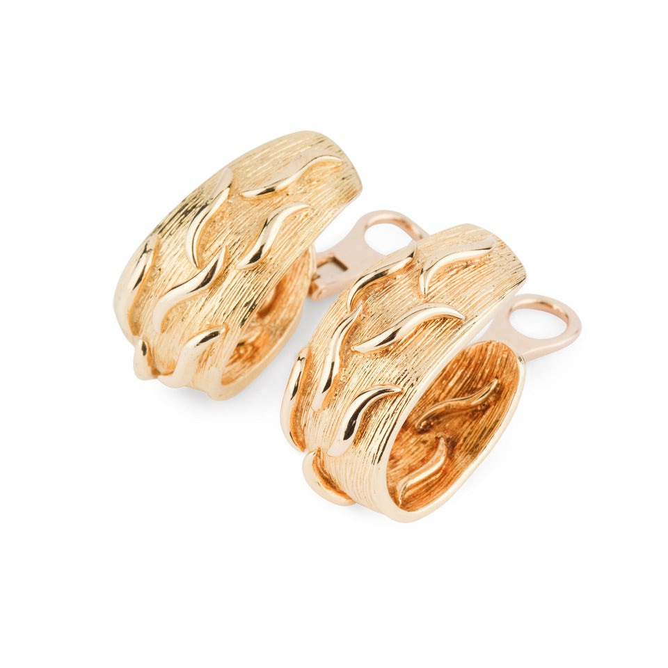 Une paire de clips d'oreilles signés Kutchinsky en or jaune 18K